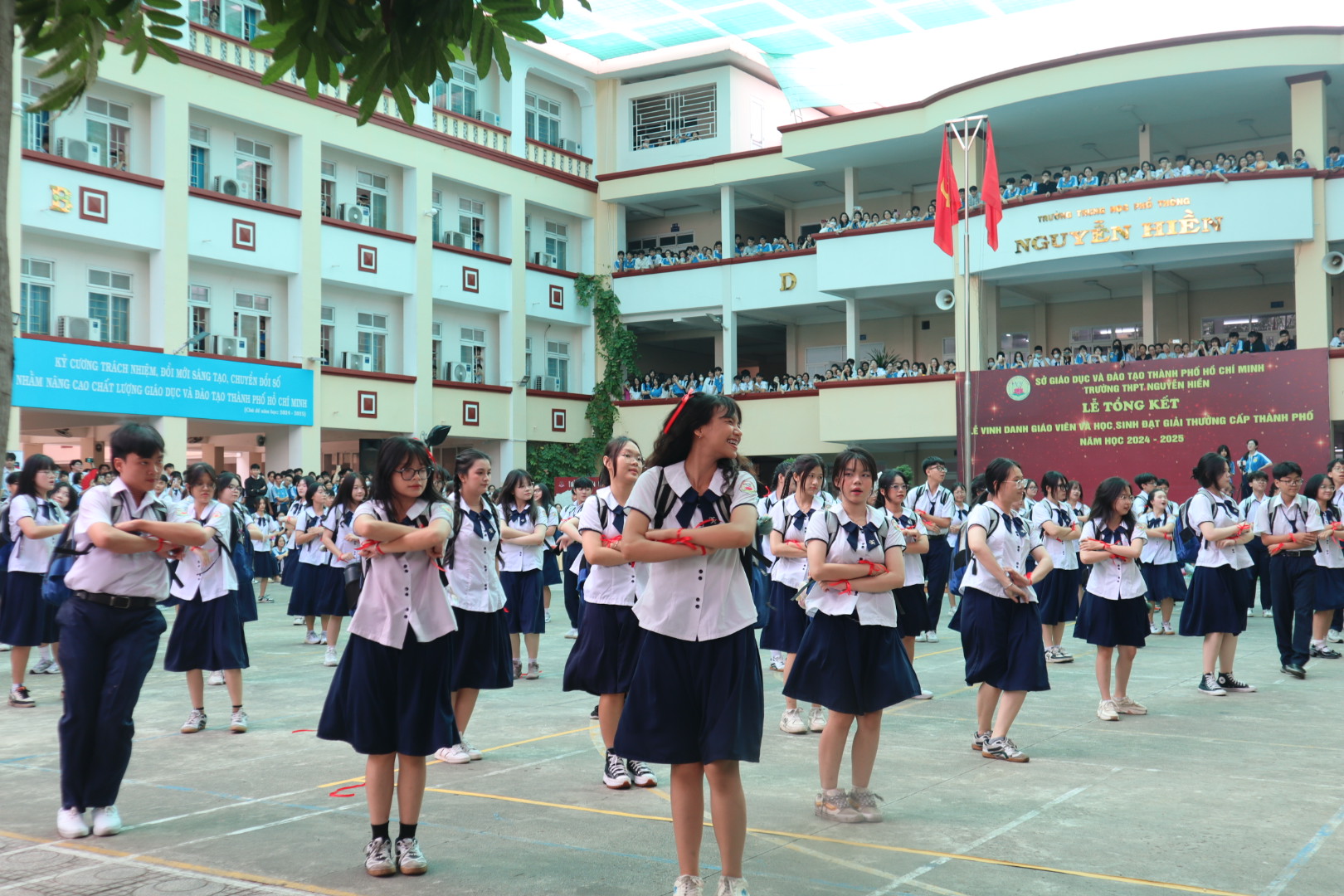 Teen khối 10, 11 Trường THPT Nguyễn Hiền ‘tiếp lửa’ cho anh chị khối 12 - Ảnh 1.