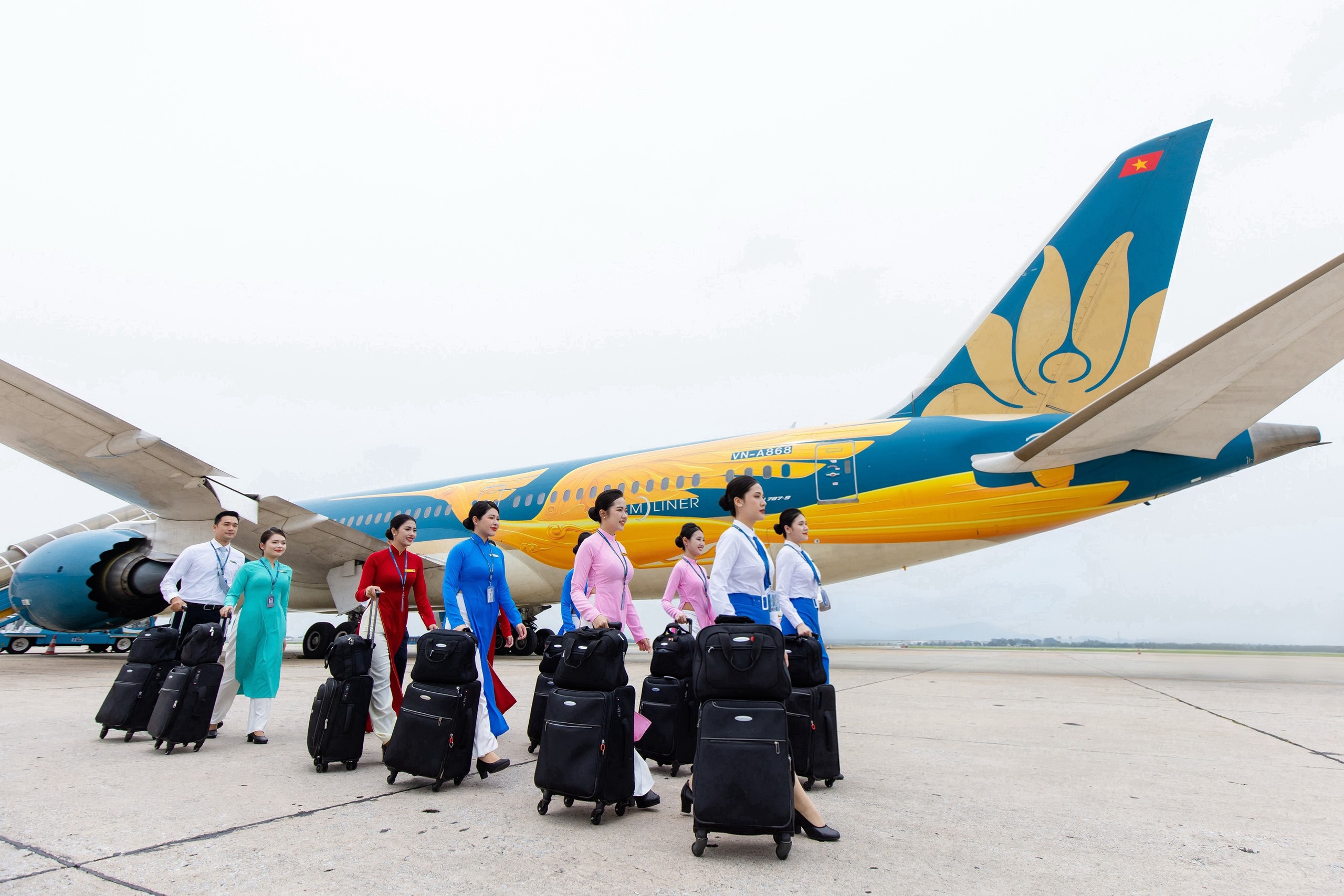 Vietnam Airlines recreates iconic uniforms for nostalgic anniversary ...