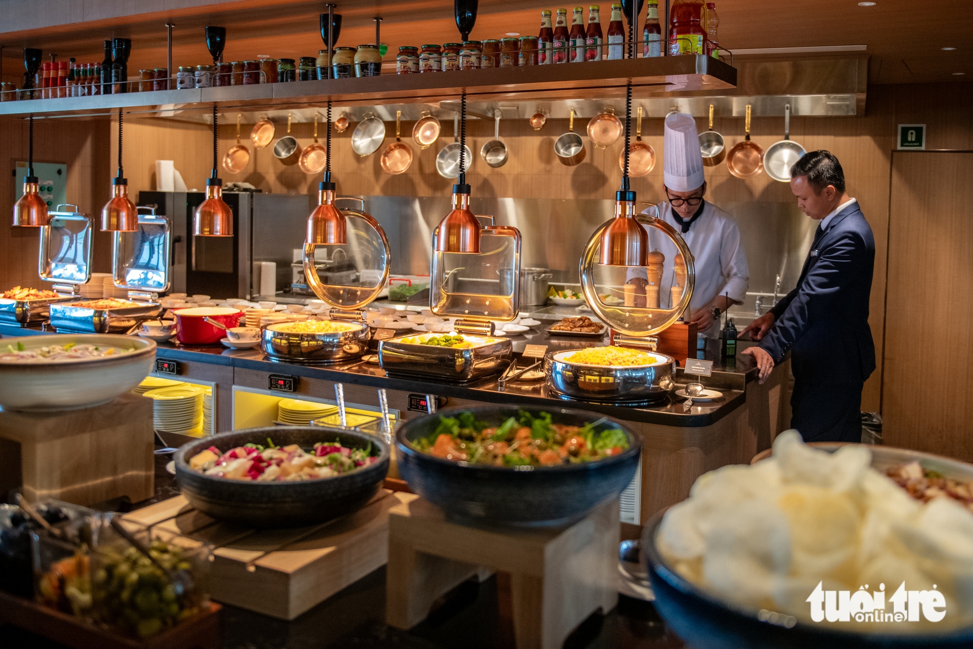 飛行機のチケットが破れた事件から:自宅にゲストを適切に迎えるには? - 写真 3。 xé vé máy bay - Ảnh 3.