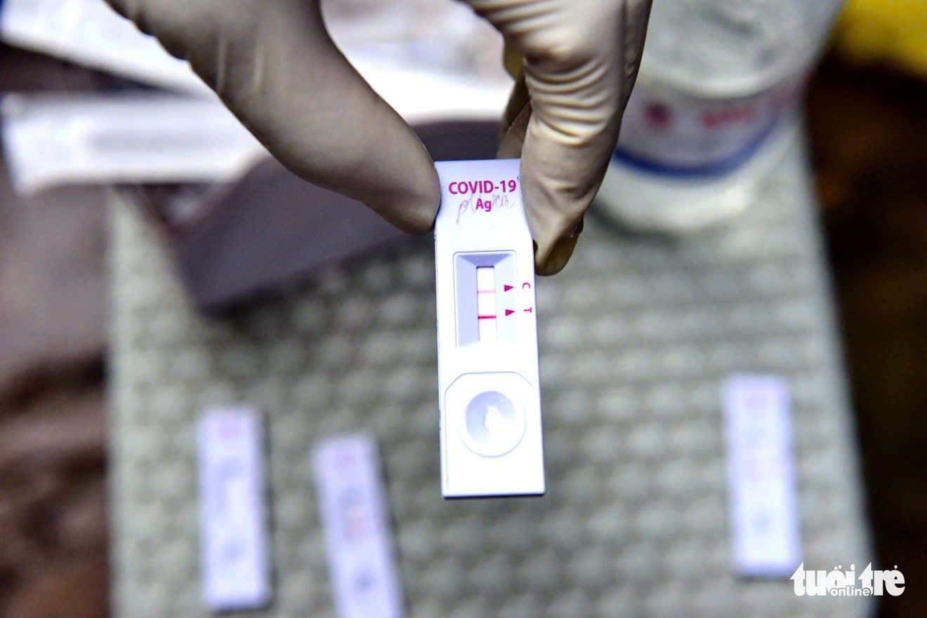 Có triệu chứng nghi ngờ mắc COVID-19, cần test nhanh không? - Ảnh 1.