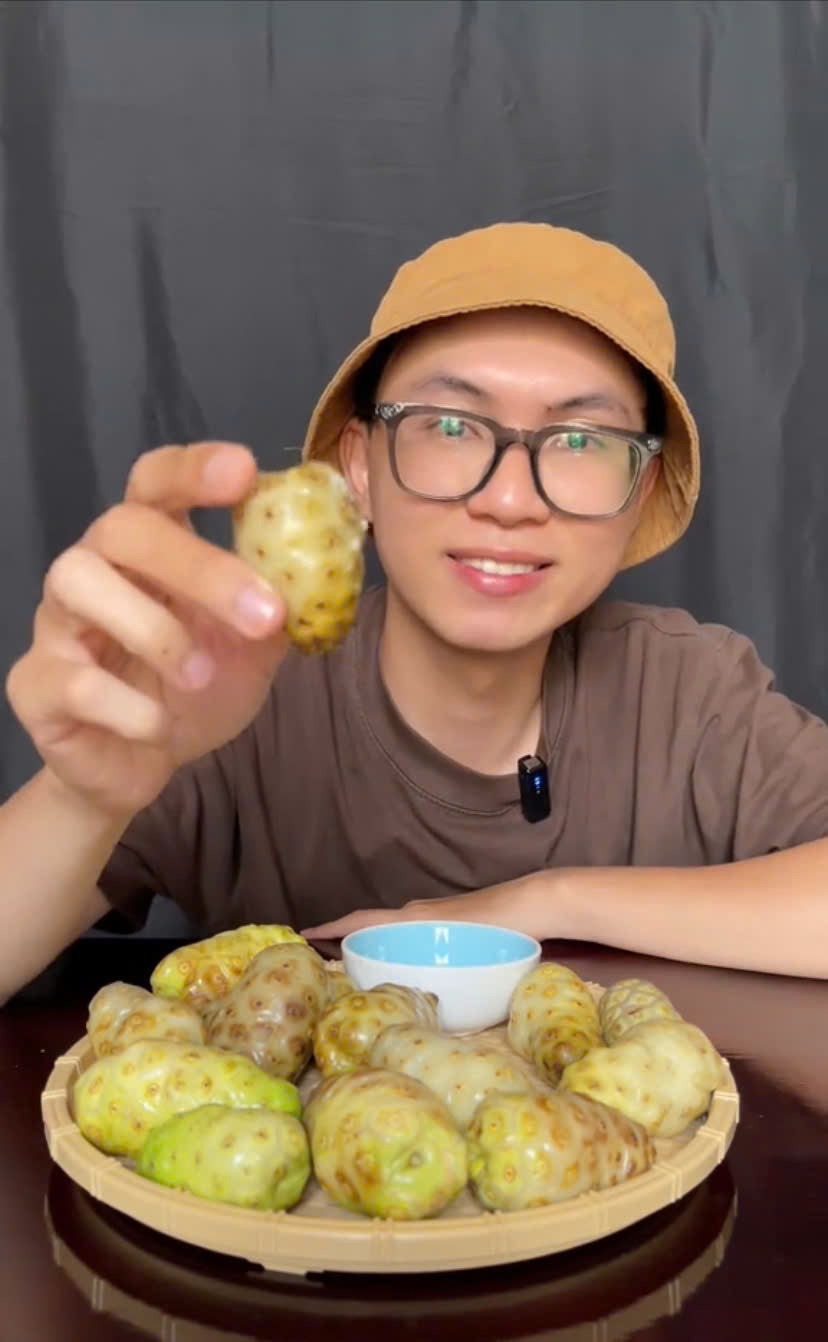 Trái nhàu có gì đặc biệt mà nhiều Tiktoker rủ nhau ăn thử? - Ảnh 1.