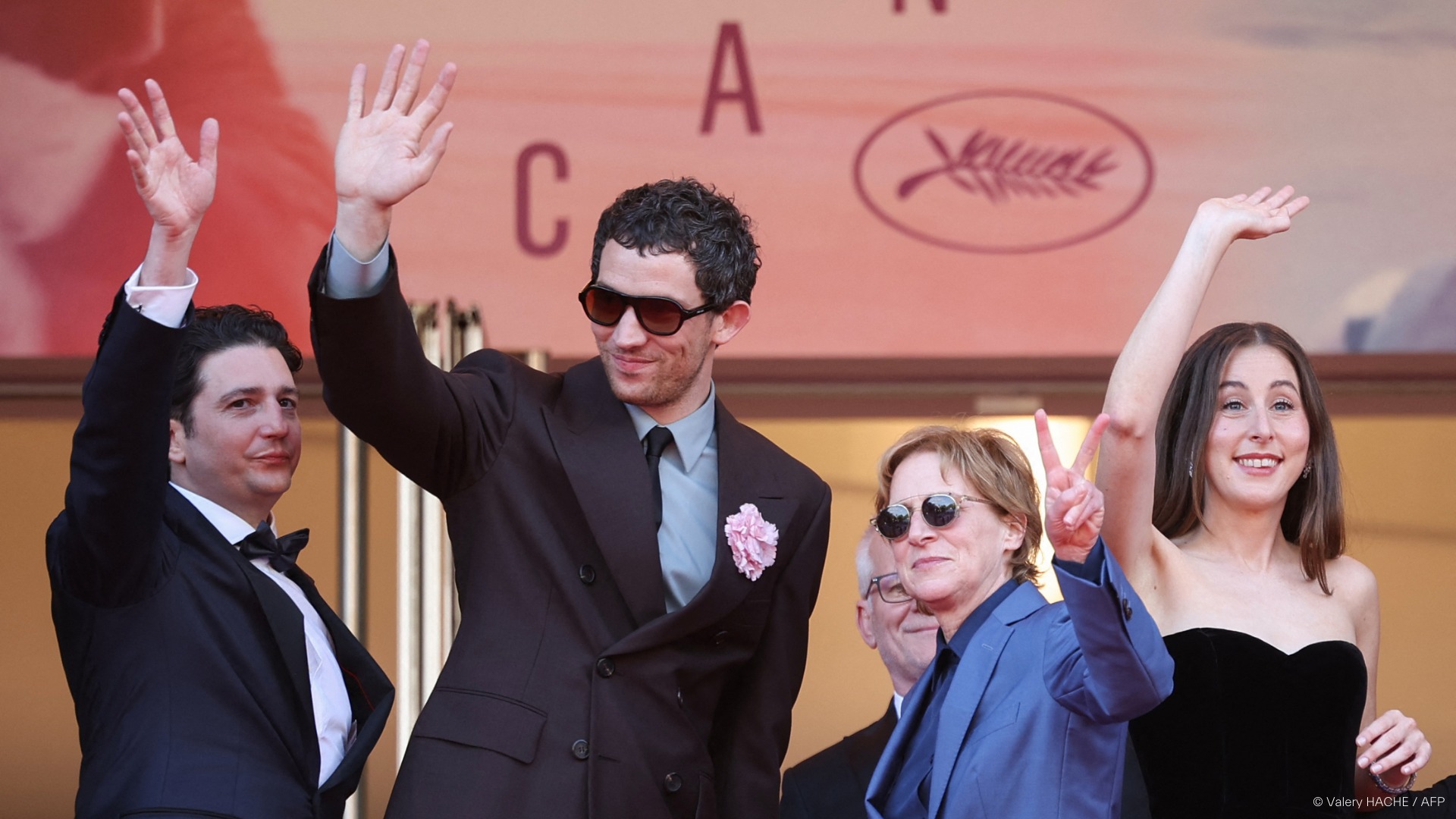 - Ảnh 1. Cannes - Ảnh 1.