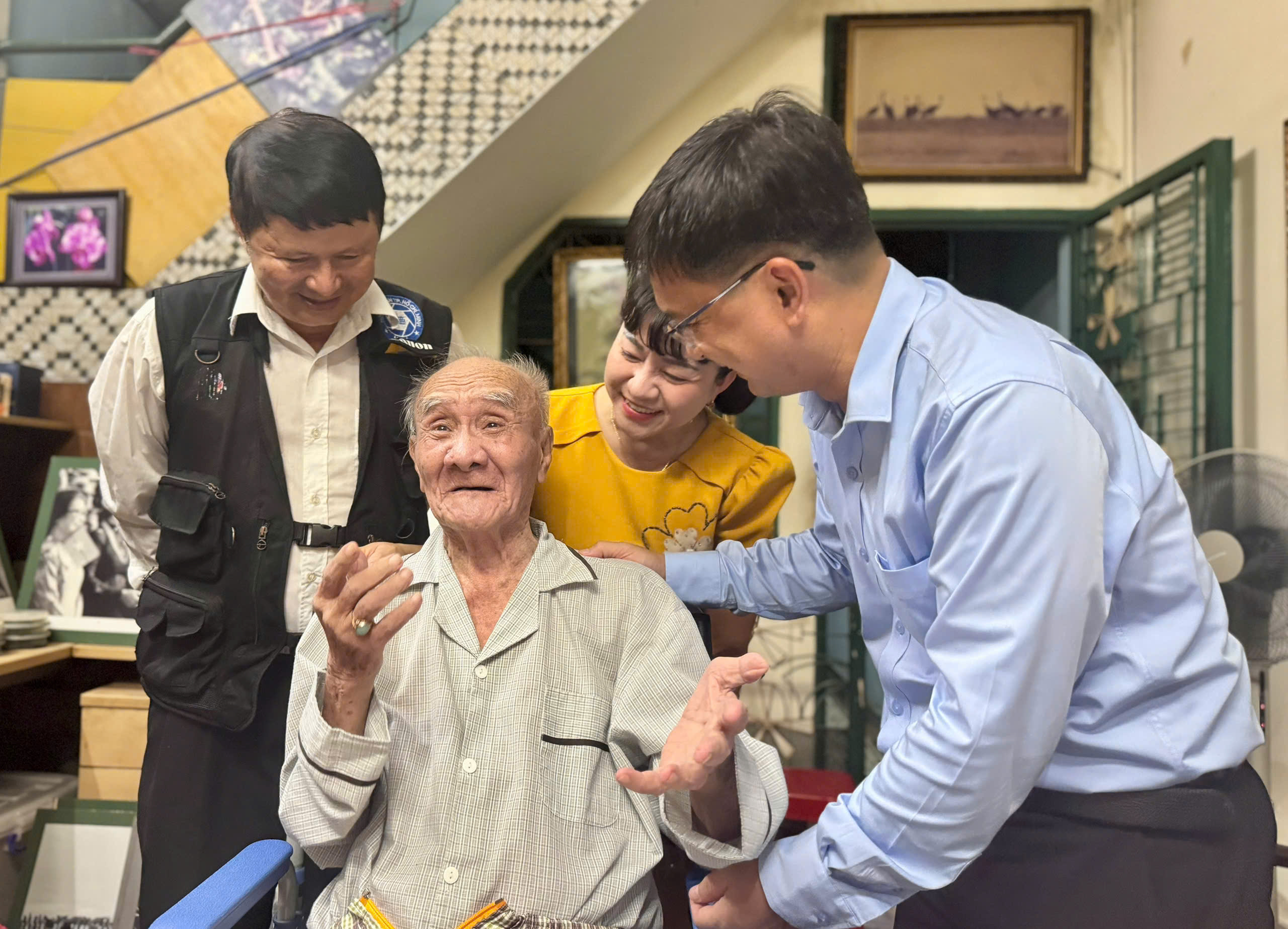 Ban Tuyên giáo Thành ủy TP.HCM thăm nghệ sĩ Kim Cương, Trần Xuân Tiến, Nguyễn Hữu Lộc - Ảnh 1.