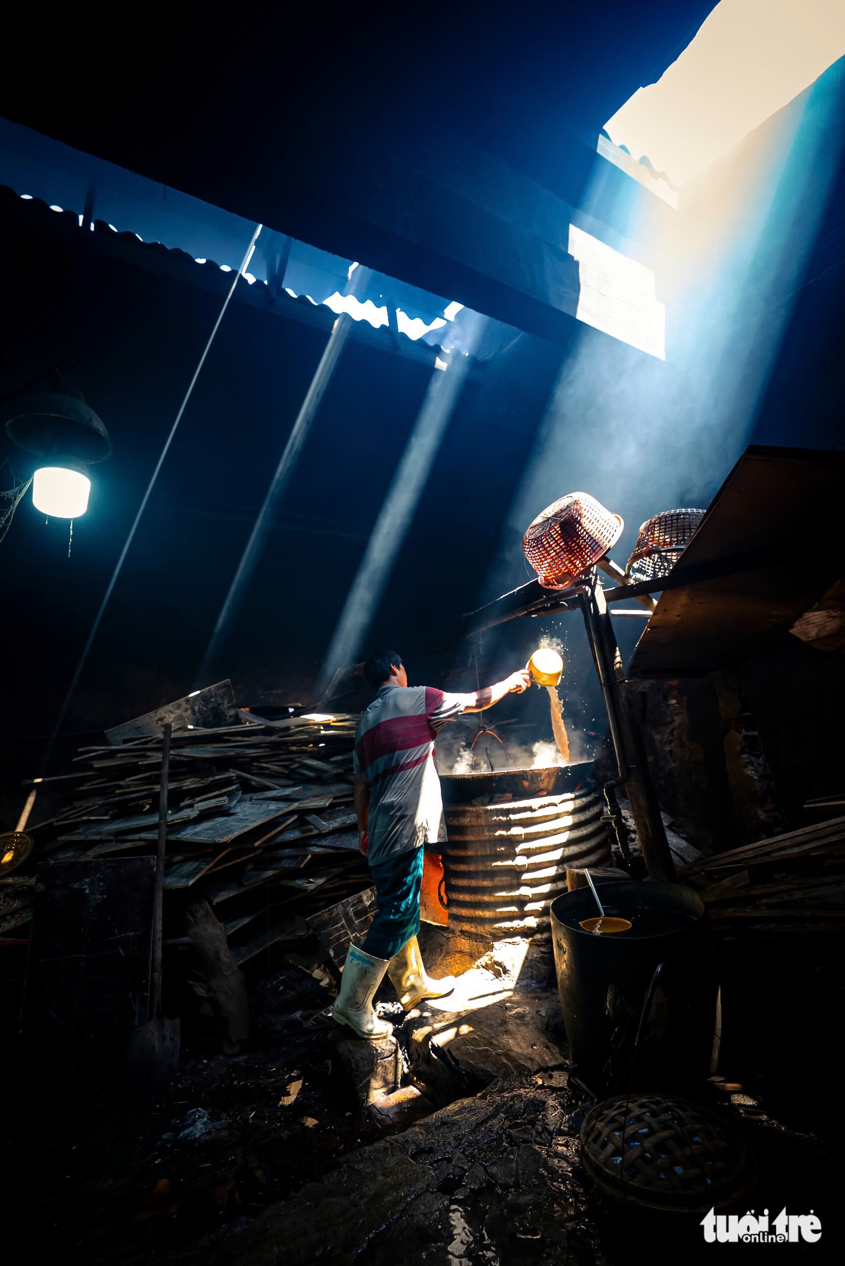 Red-hot tradition: Inside the steamy kitchens of Quy Nhon’s fish workers - Ảnh 4.