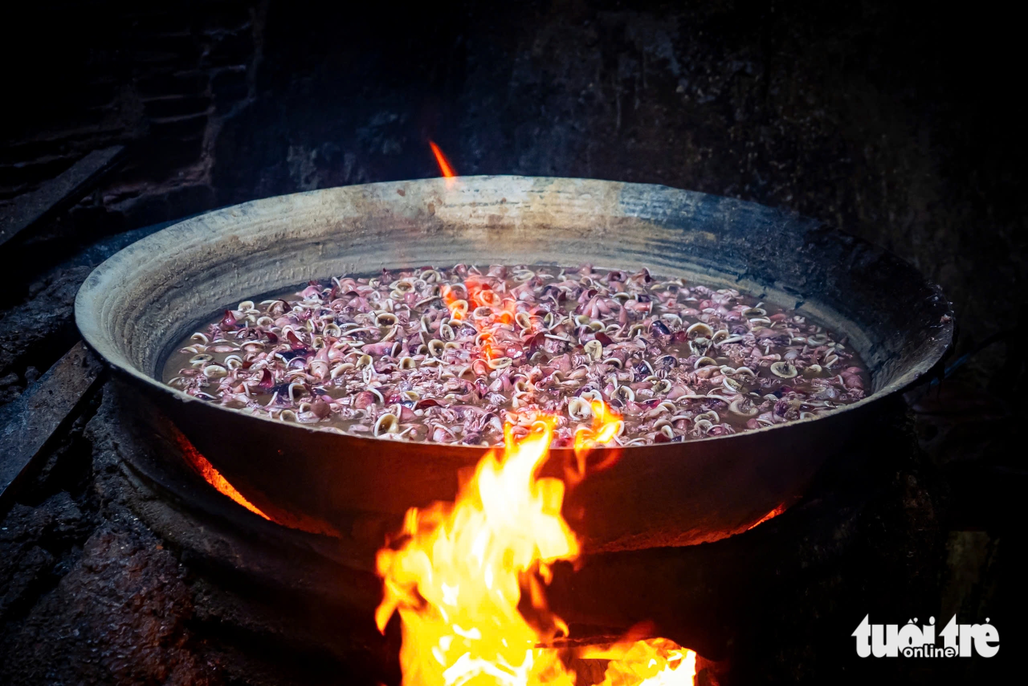 Red-hot tradition: Inside the steamy kitchens of Quy Nhon’s fish workers - Ảnh 5.