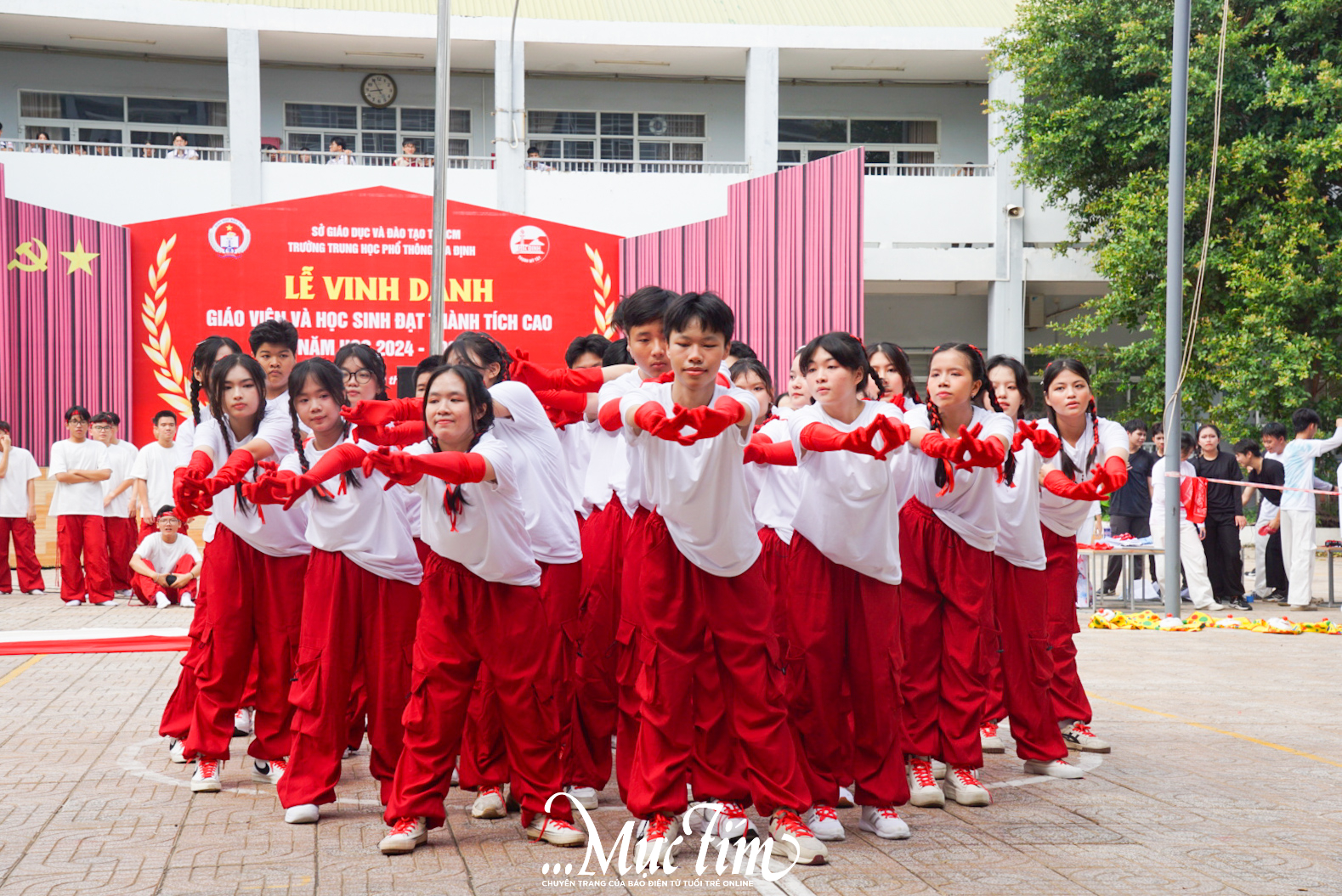 Chò giấy bay rợp trời, teen THPT Gia Định lưu luyến trong tiết học cuối cùng nhiều cảm xúc- Ảnh 3.