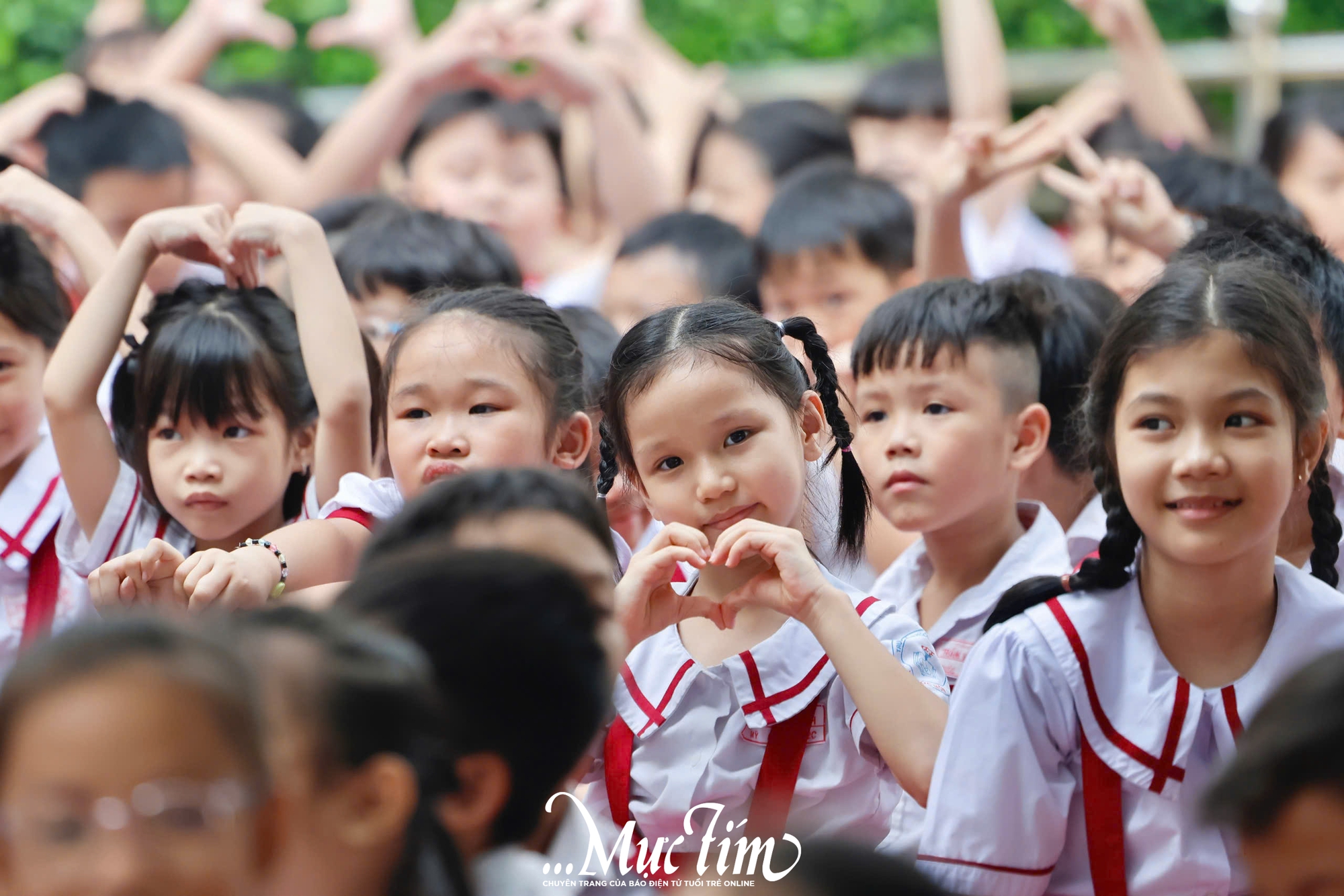 Học trò Trường tiểu học Trần Văn Danh học cách ngồi xe máy an toàn- Ảnh 1.