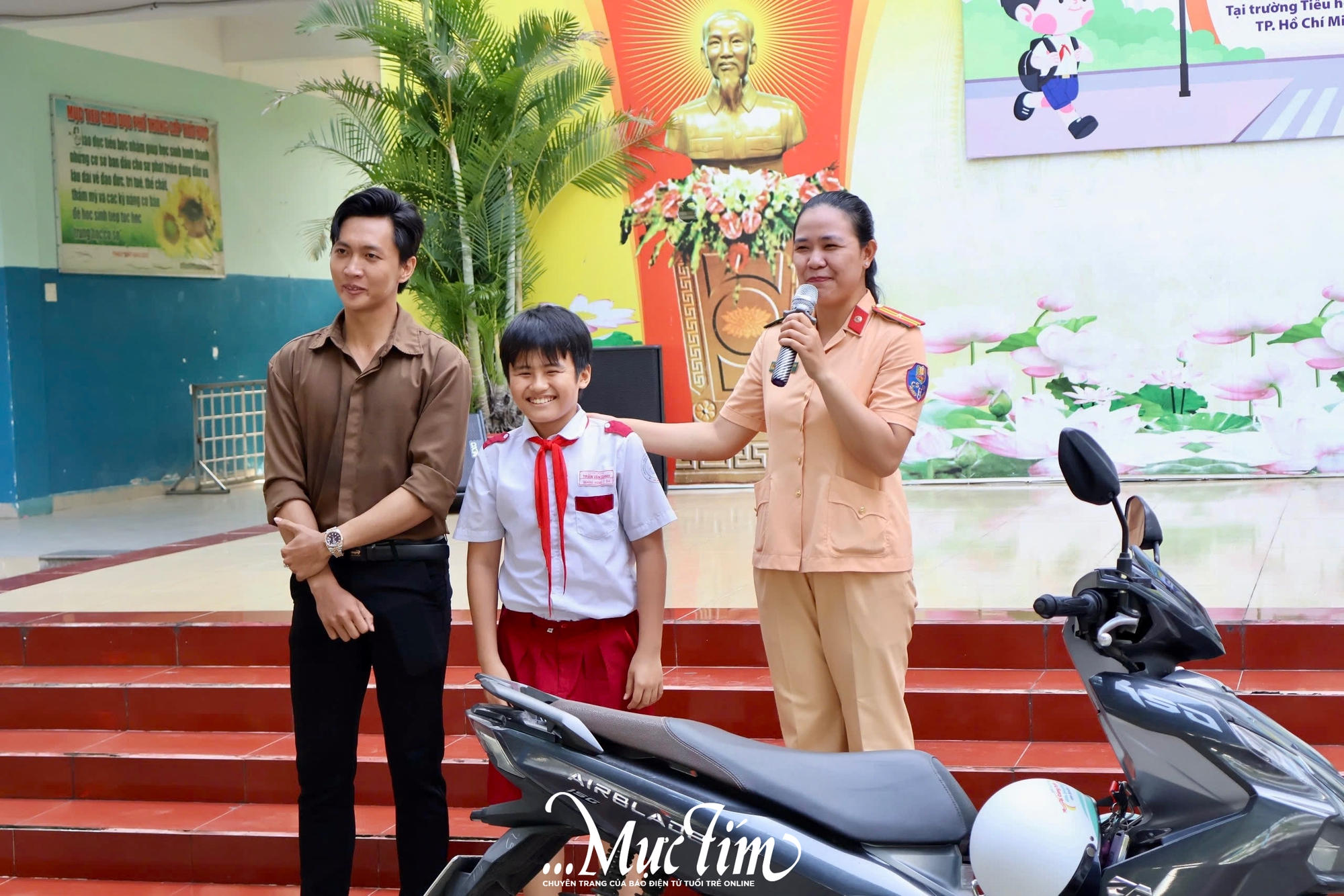 Học trò Trường tiểu học Trần Văn Danh học cách ngồi xe máy an toàn- Ảnh 9.