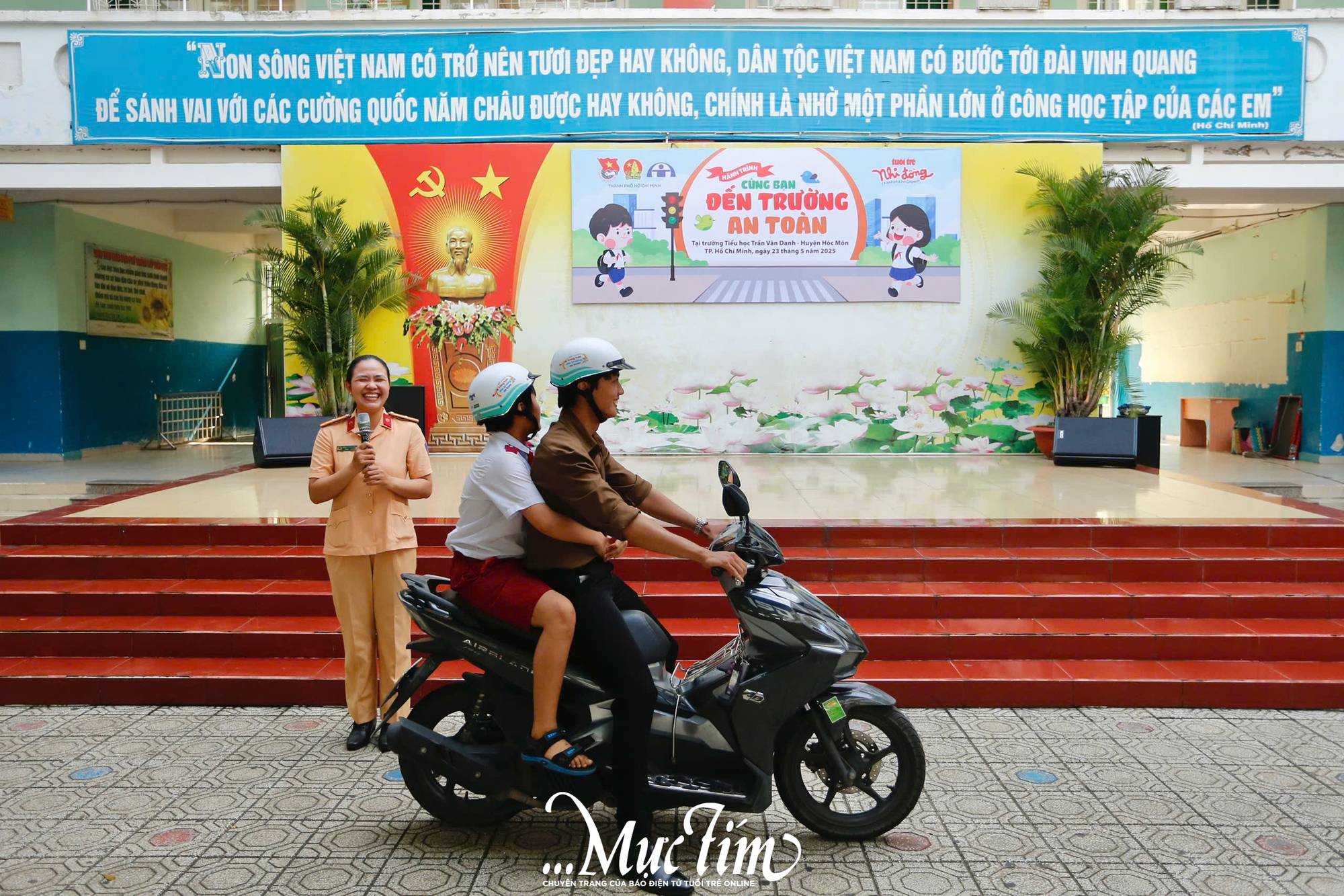 Học trò Trường tiểu học Trần Văn Danh học cách ngồi xe máy an toàn- Ảnh 10.