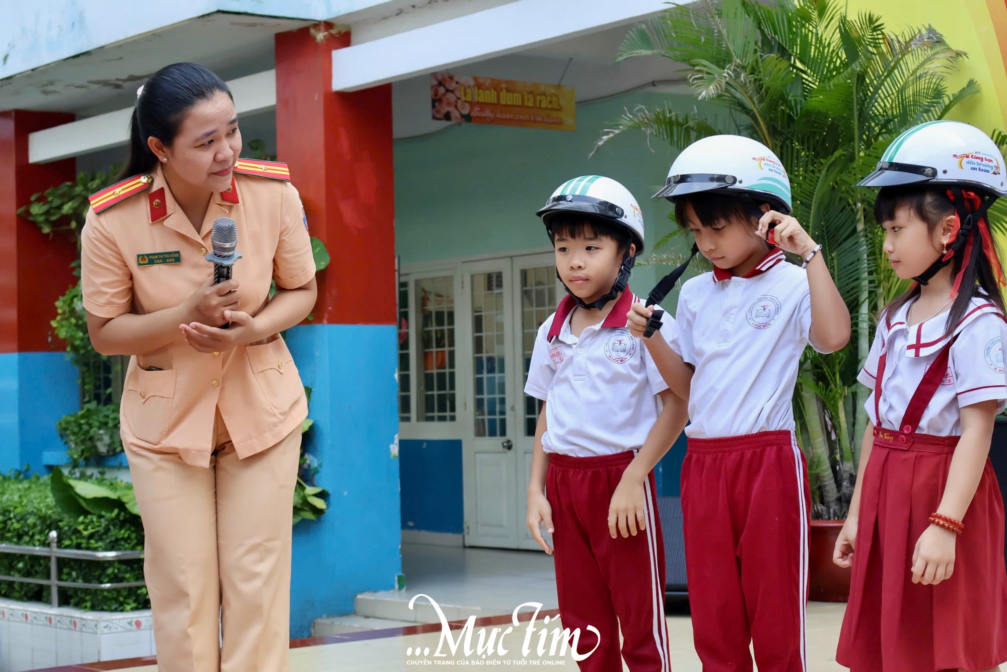 Học trò Trường tiểu học Trần Văn Danh học cách ngồi xe máy an toàn- Ảnh 11.