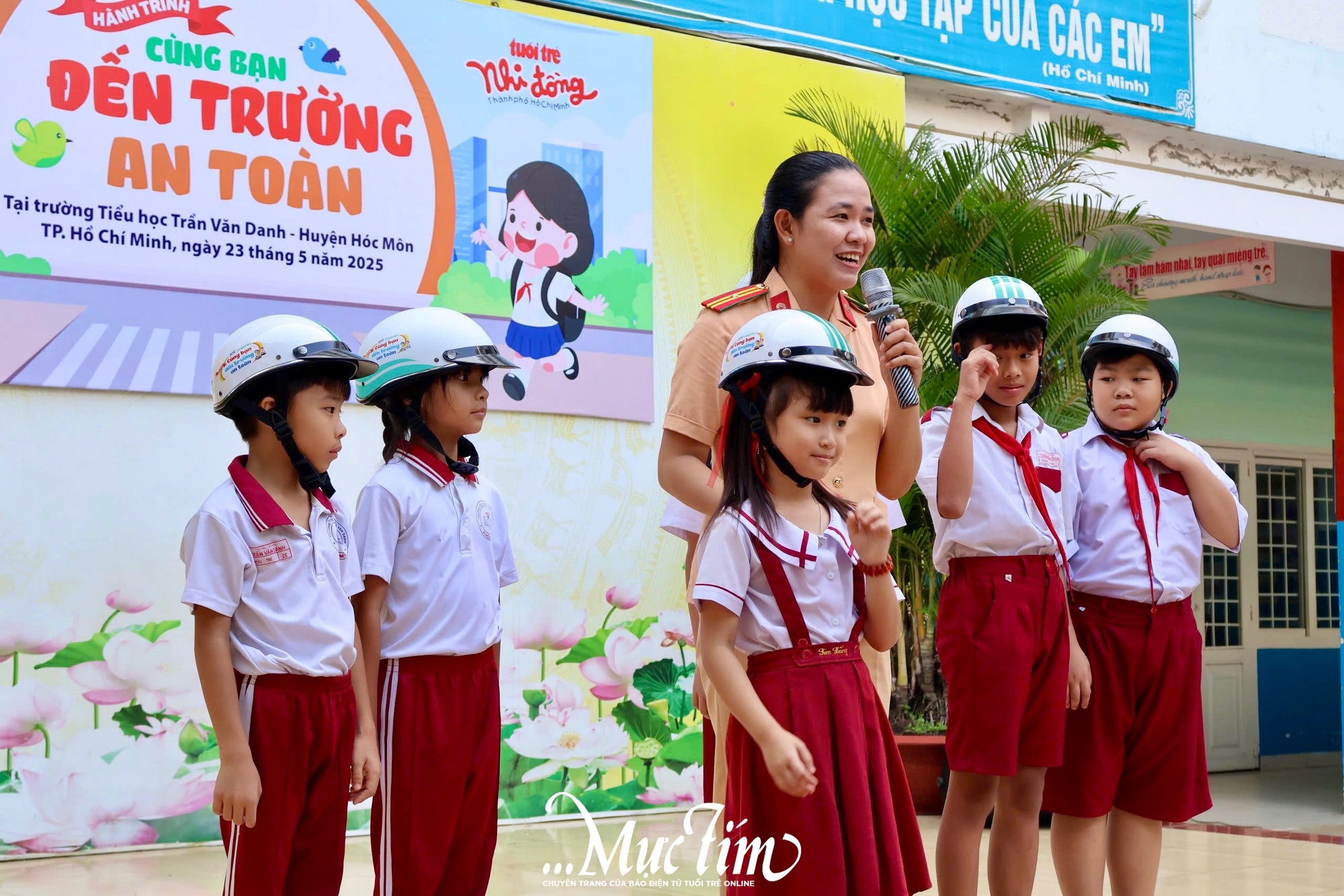 Học trò Trường tiểu học Trần Văn Danh học cách ngồi xe máy an toàn- Ảnh 12.