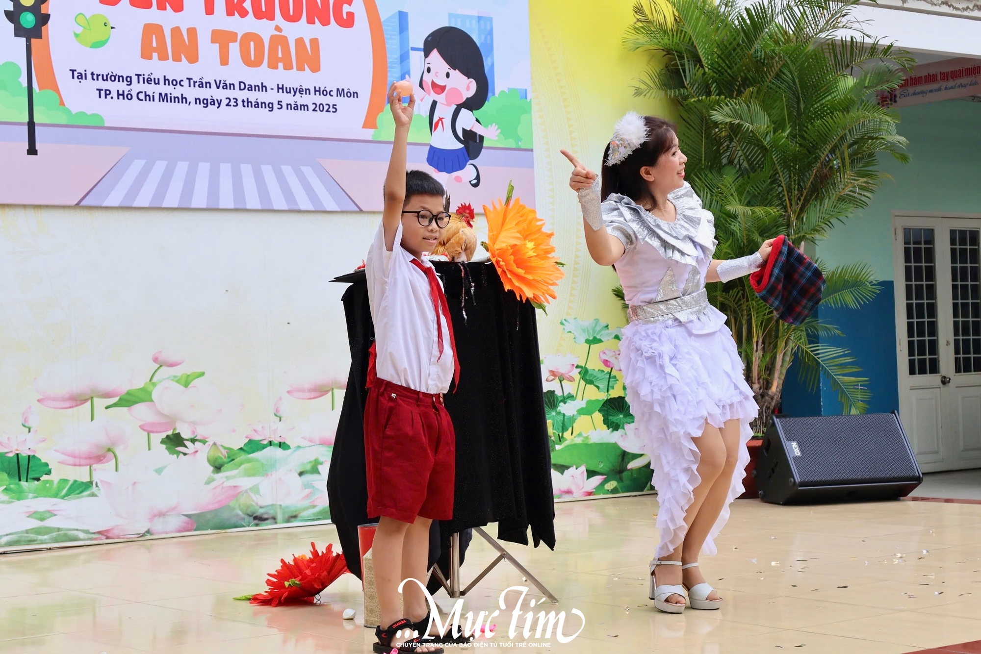 Học trò Trường tiểu học Trần Văn Danh học cách ngồi xe máy an toàn- Ảnh 13.