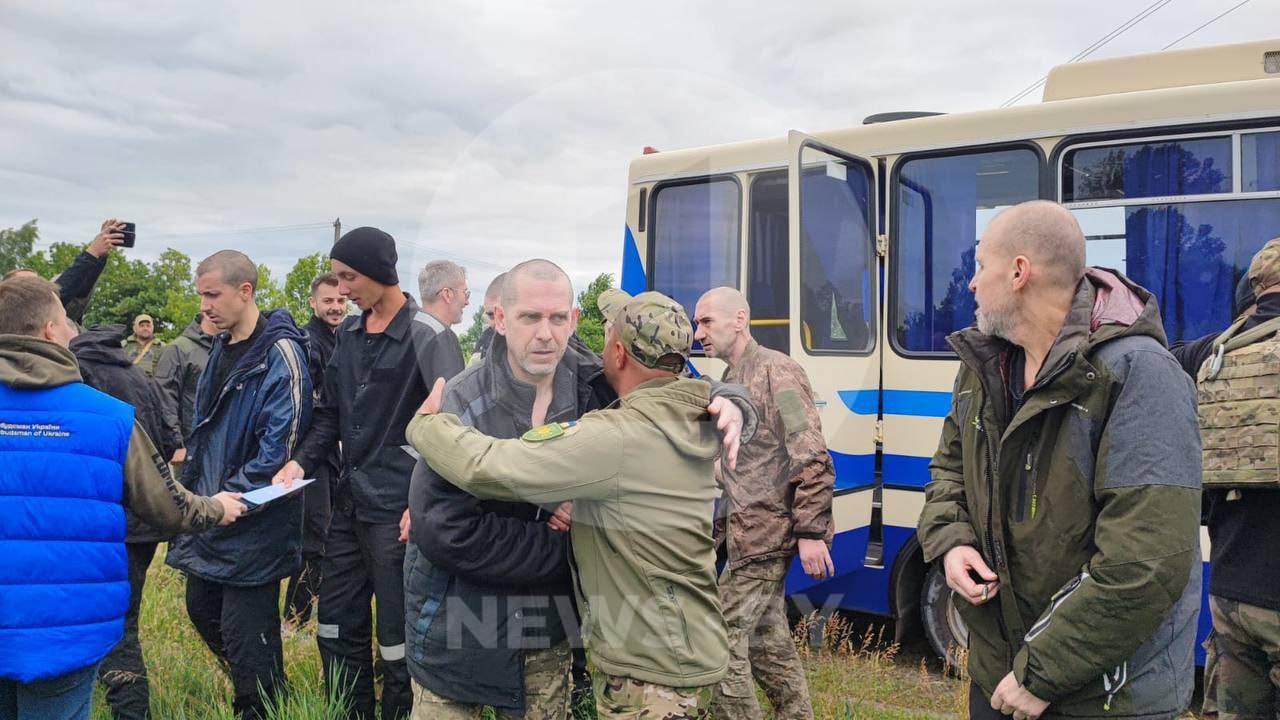 Nga và Ukraine trao đổi tù binh, 270 binh sĩ mỗi bên - Ảnh 1. Nga và Ukraine bắt đầu trao đổi tù binh, 390 người mỗi bên - Ảnh 1.