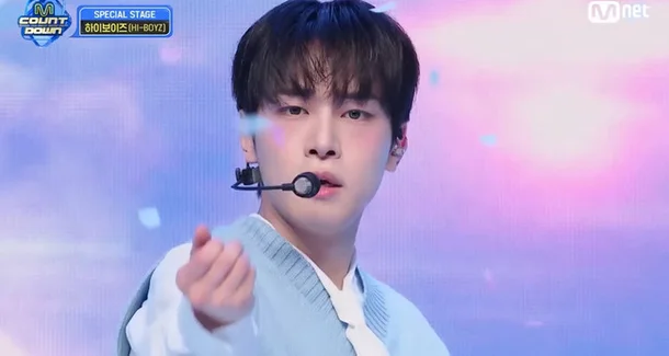 Sao nam Resident playbook gây sốt khi hóa idol đời thực - Ảnh 2.