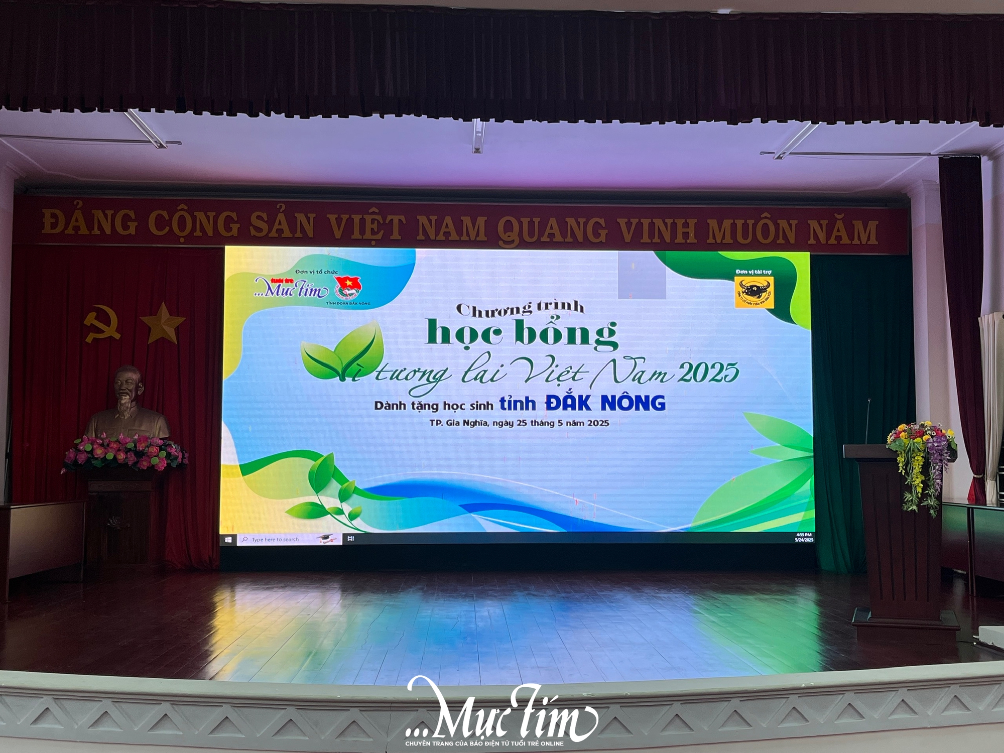 Sáng 25-5, học bổng Vì tương lai Việt Nam đến với học trò Đắk Nông - Ảnh 2.