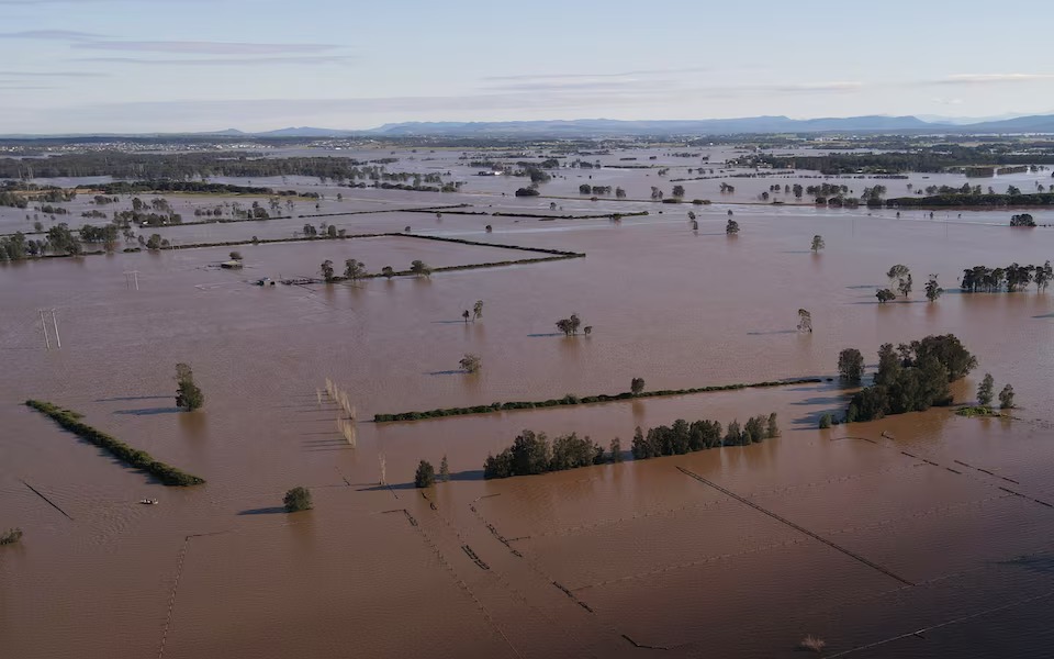 Australia's Northern Territory braces for Tropical Cyclone Fina - Ảnh 2.