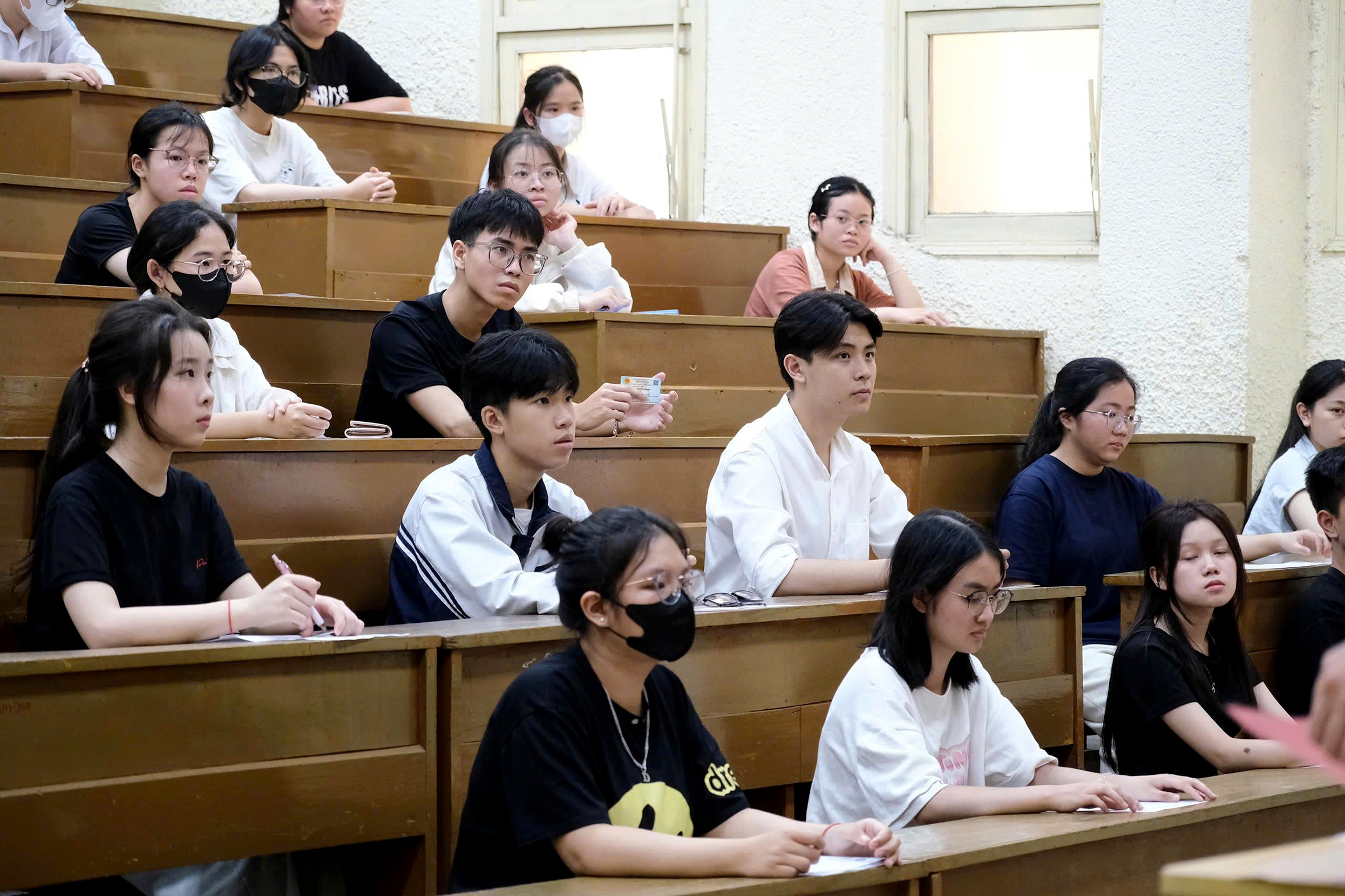 Tuyển sinh đại học năm 2025: Bộ GD-ĐT giải thích về quy đổi điểm - Ảnh 1. quy đổi điểm - Ảnh 1.