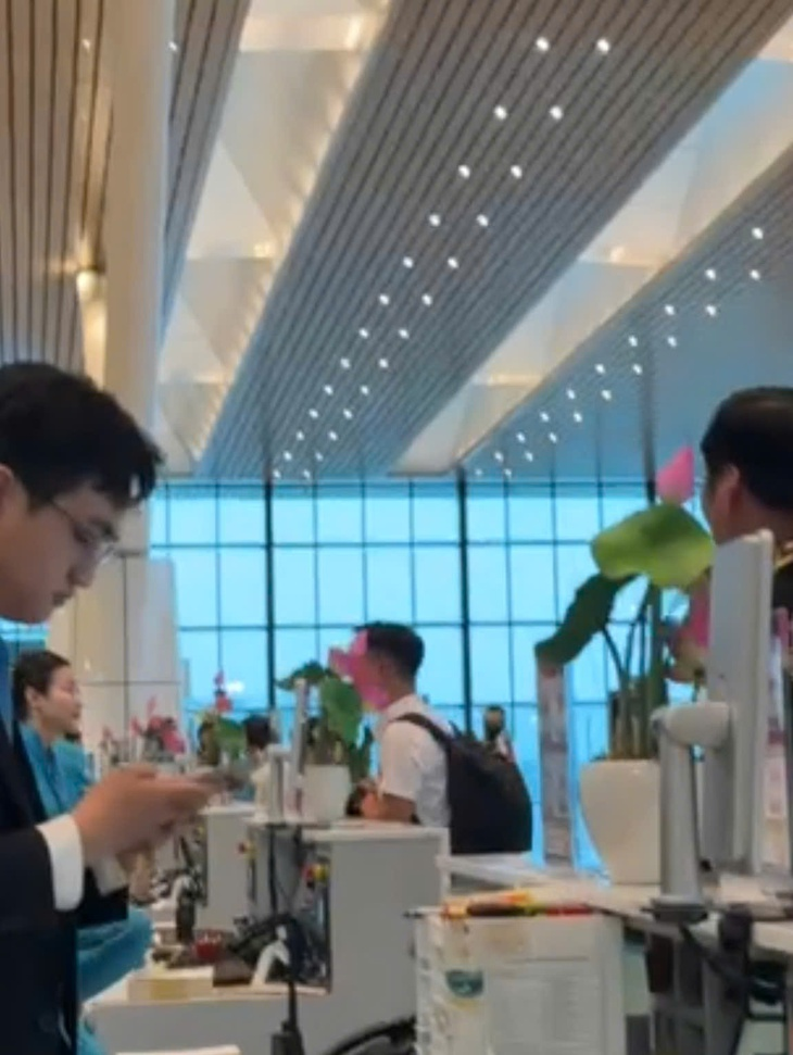 Ho Chi Minh City's new airport terminal worth $ 424 million licks again during the rain.