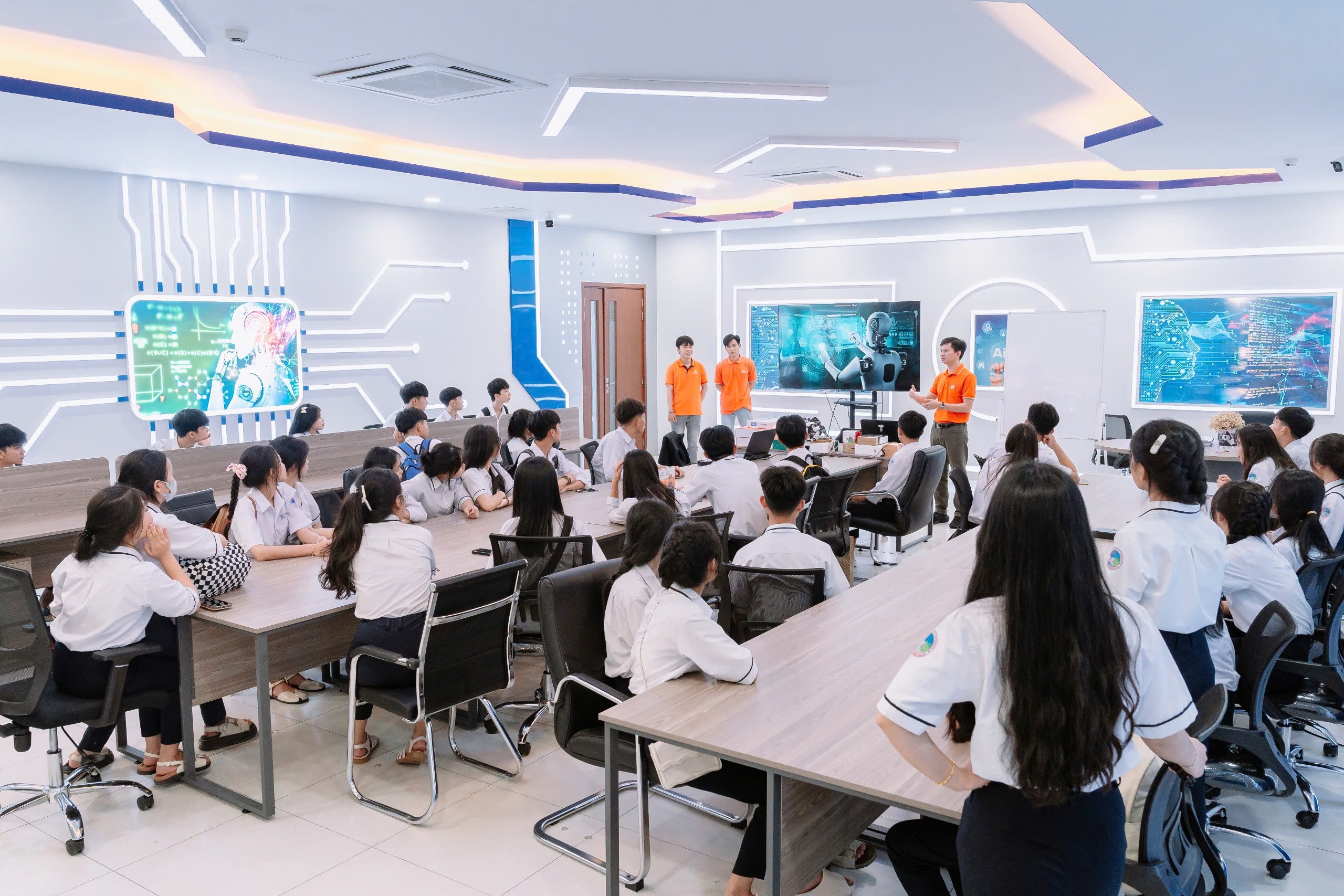 Bình Định đào tạo 7.500 nhân lực bán dẫn, AI, cho sinh viên vay không lãi suất - Ảnh 1.