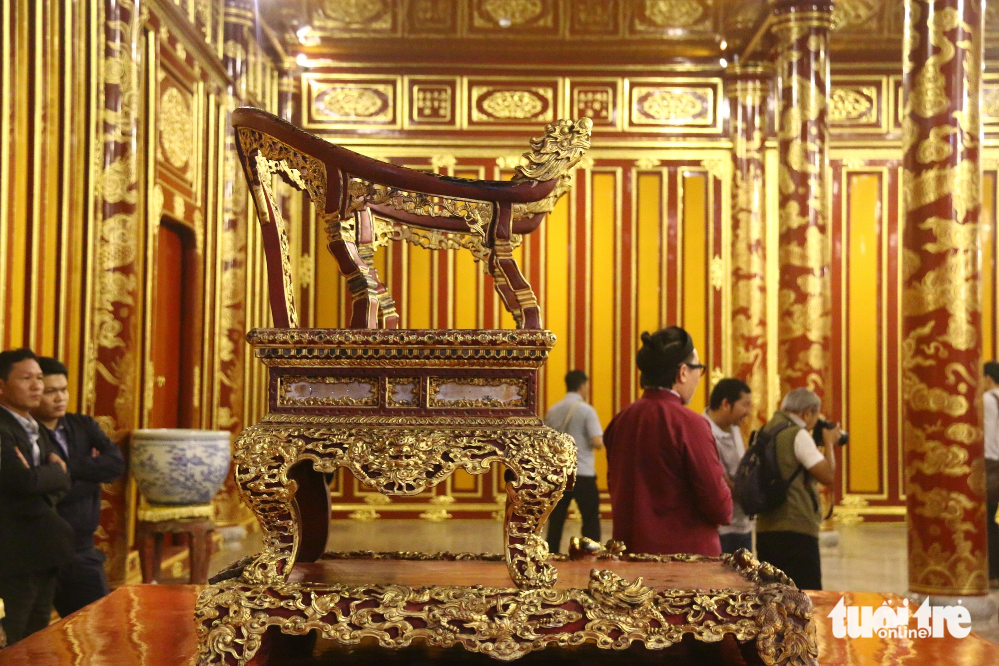 Ngai vàng triều Nguyễn đẹp và tinh xảo cỡ nào trước khi bị bẻ gãy ...