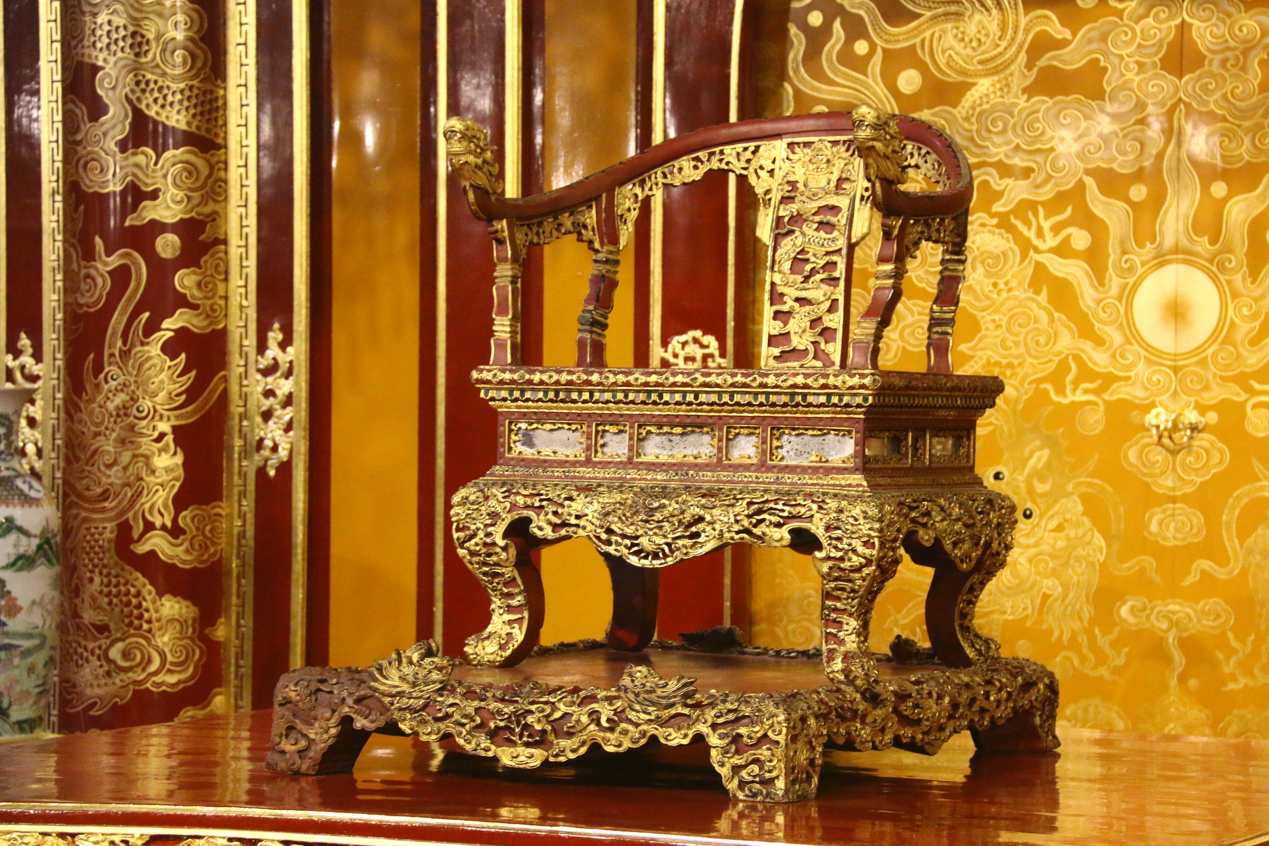 Vụ ngai vàng bảo vật quốc gia bị phá hoại: Yêu cầu xử lý trách nhiệm cá nhân, tổ chức liên quan - Ảnh 1.