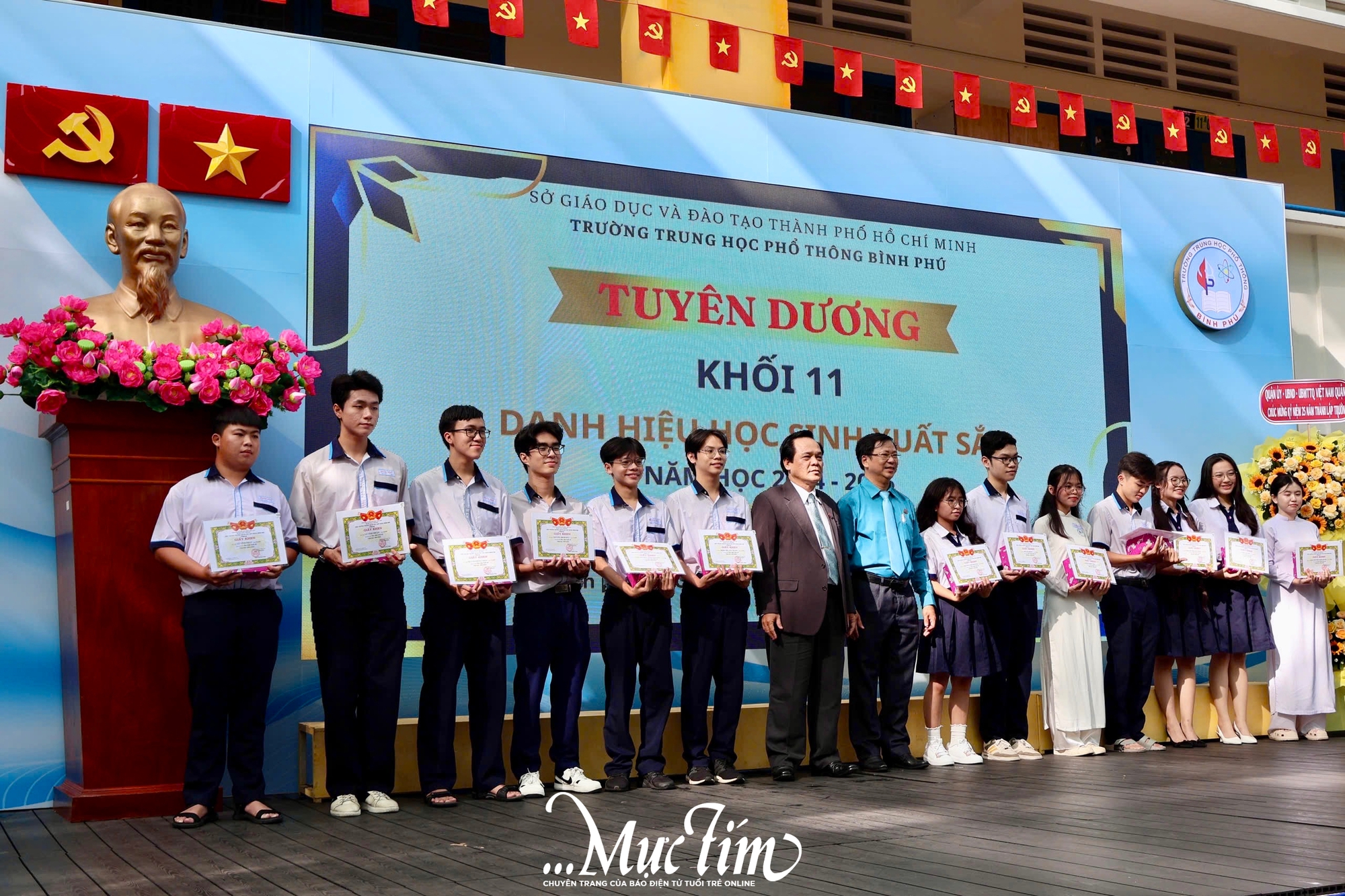 Ấm áp lễ kỷ niệm 25 năm thành lập Trường THPT Bình Phú- Ảnh 10.