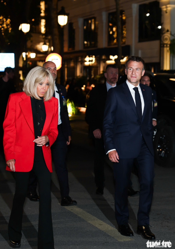 French president, his spouse stroll around Hoan Kiem Lake in Hanoi  - Ảnh 2.