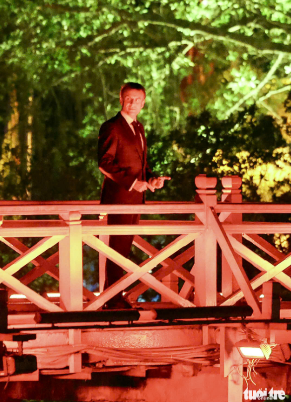 French president, his spouse stroll around Hoan Kiem Lake in Hanoi  - Ảnh 7.