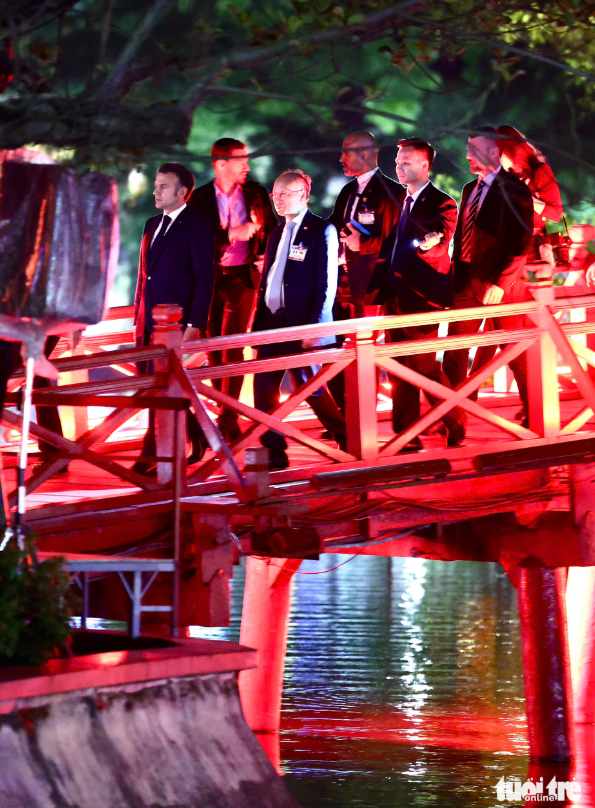 French president, his spouse stroll around Hoan Kiem Lake in Hanoi  - Ảnh 8.