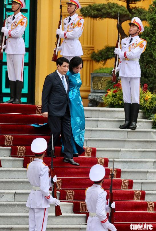 Vietnam holds welcome ceremony for French president - Ảnh 2.