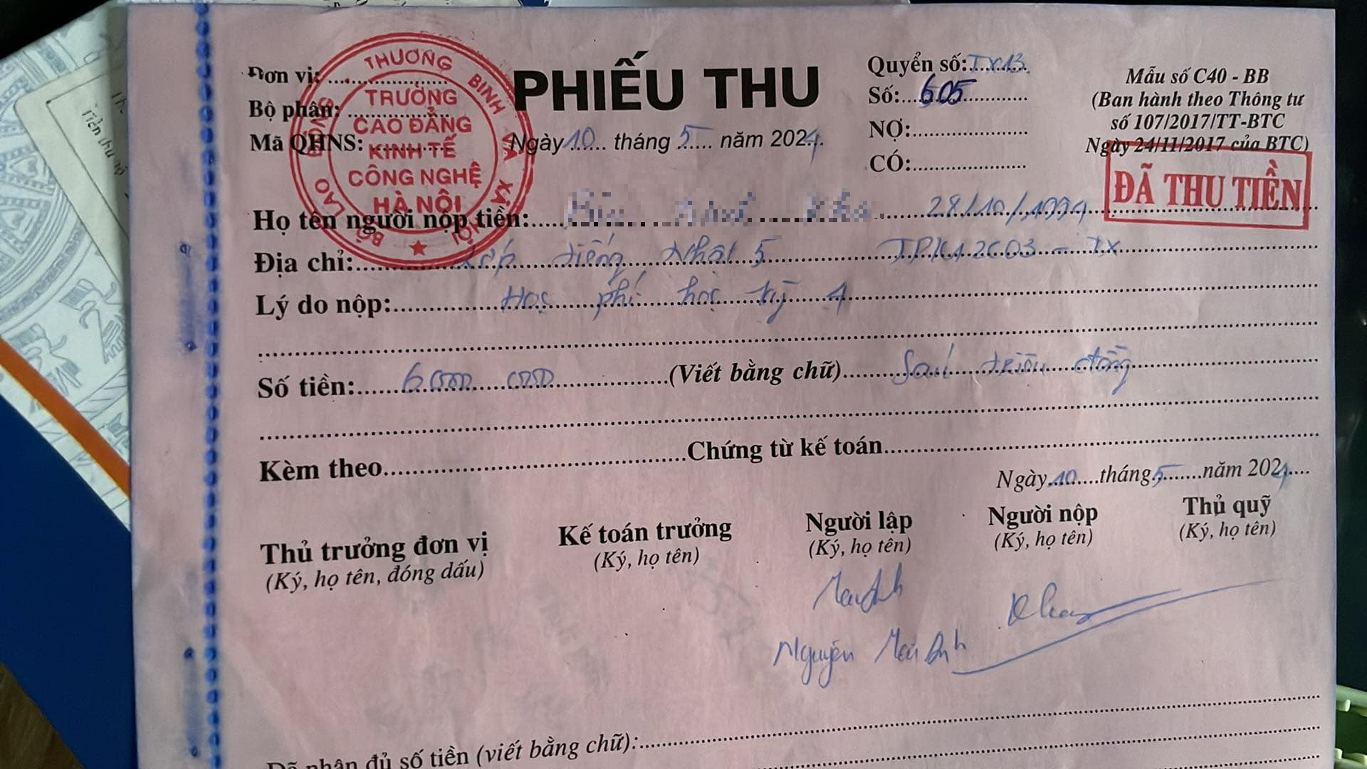 Hàng trăm sinh viên học hệ từ xa bị dừng vô thời hạn, hiệu trưởng và hiệu phó xin nghỉ việc - Ảnh 2.