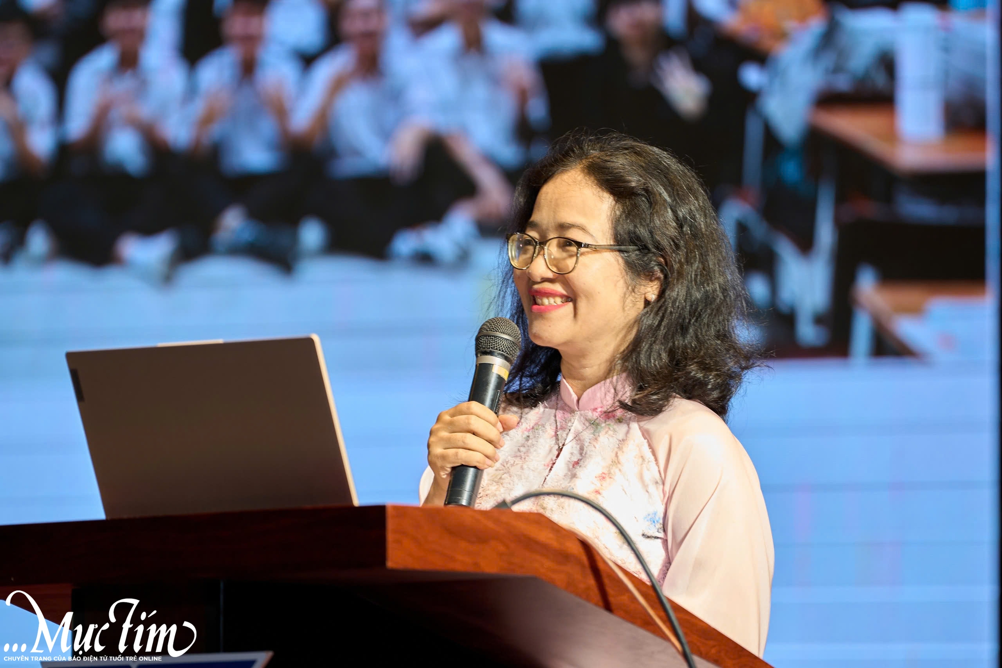 Cô giáo phát biểu trong lễ trưởng thành: 'Học sinh gọi tôi là má, mẫu hậu...' - Ảnh 2.