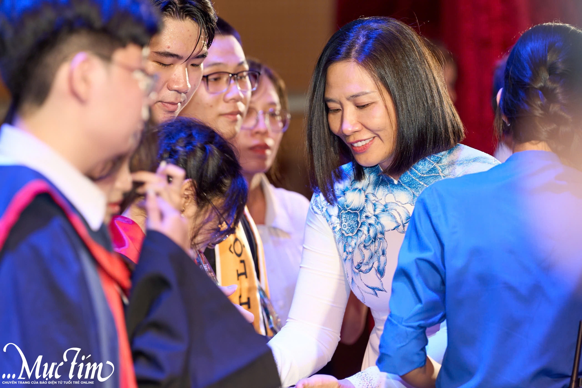 Cô giáo phát biểu trong lễ trưởng thành: 'Học sinh gọi tôi là má, mẫu hậu...' - Ảnh 4.