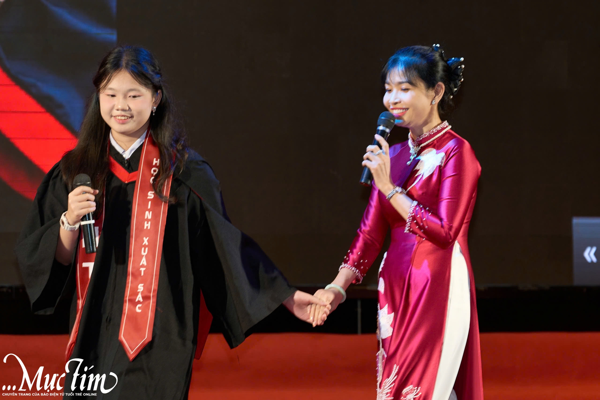 Cô giáo phát biểu trong lễ trưởng thành: 'Học sinh gọi tôi là má, mẫu hậu...' - Ảnh 5.