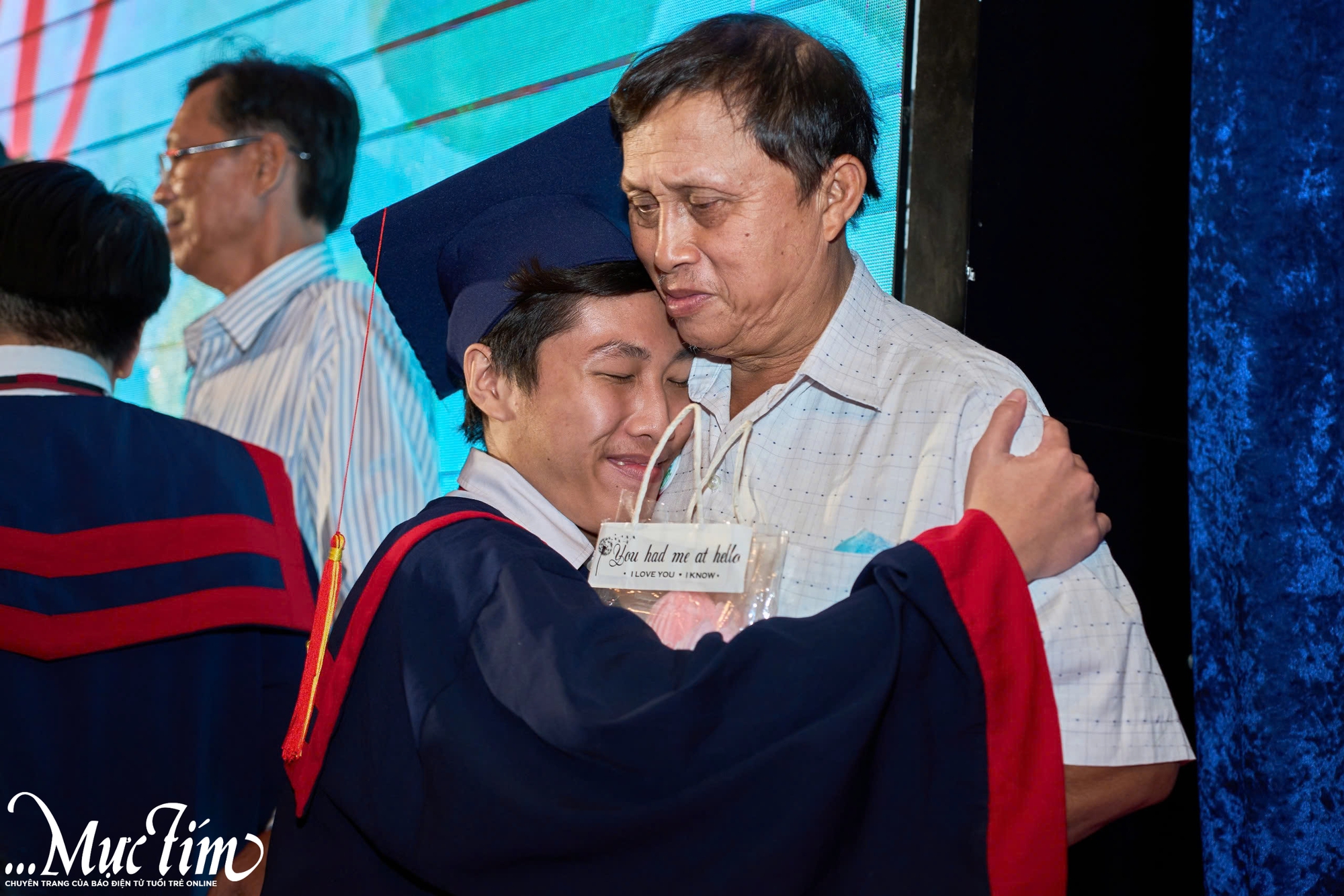 Cô giáo phát biểu trong lễ trưởng thành: 'Học sinh gọi tôi là má, mẫu hậu...' - Ảnh 9.