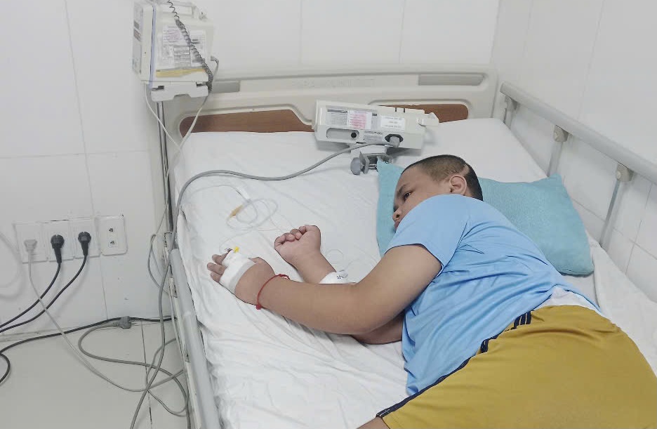 Chuyển tiền của bạn đọc hỗ trợ gia đình học sinh lớp 3 bị xe tông tổn thương 90% - Ảnh 1.