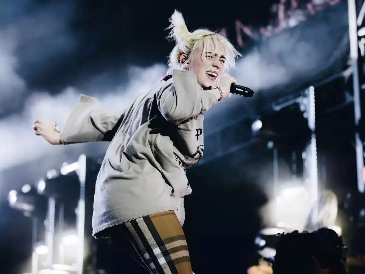 Billie Eilish swept 7 important awards and won absolutely in the American Music Awards 2025 - Photo 4. Billie Eilish 'Càn whatt' 7 Giải Thưởng lớn, Chiến Thắng tuyệt ối tại American Music Awards 2025 - ảnh 4.