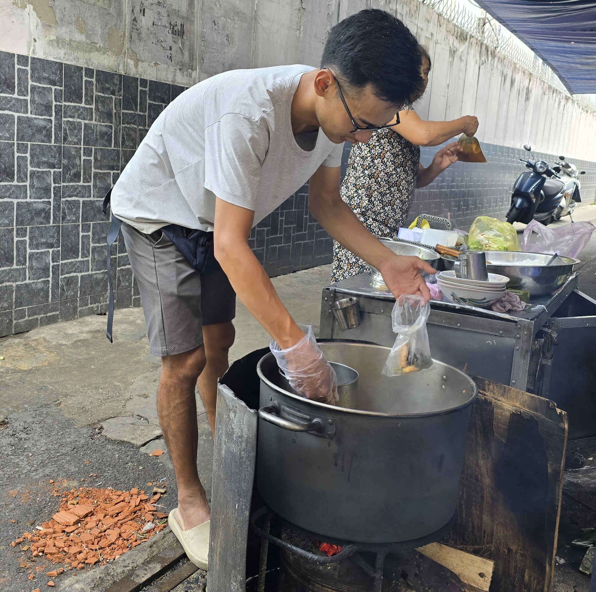 This Ho Chi Minh City stall cooks ‘bun rieu’ over firewood for nearly half a century- Ảnh 3. This Ho Chi Minh City stall cooks ‘bun rieu’ over firewood for nearly half a century- Ảnh 3.