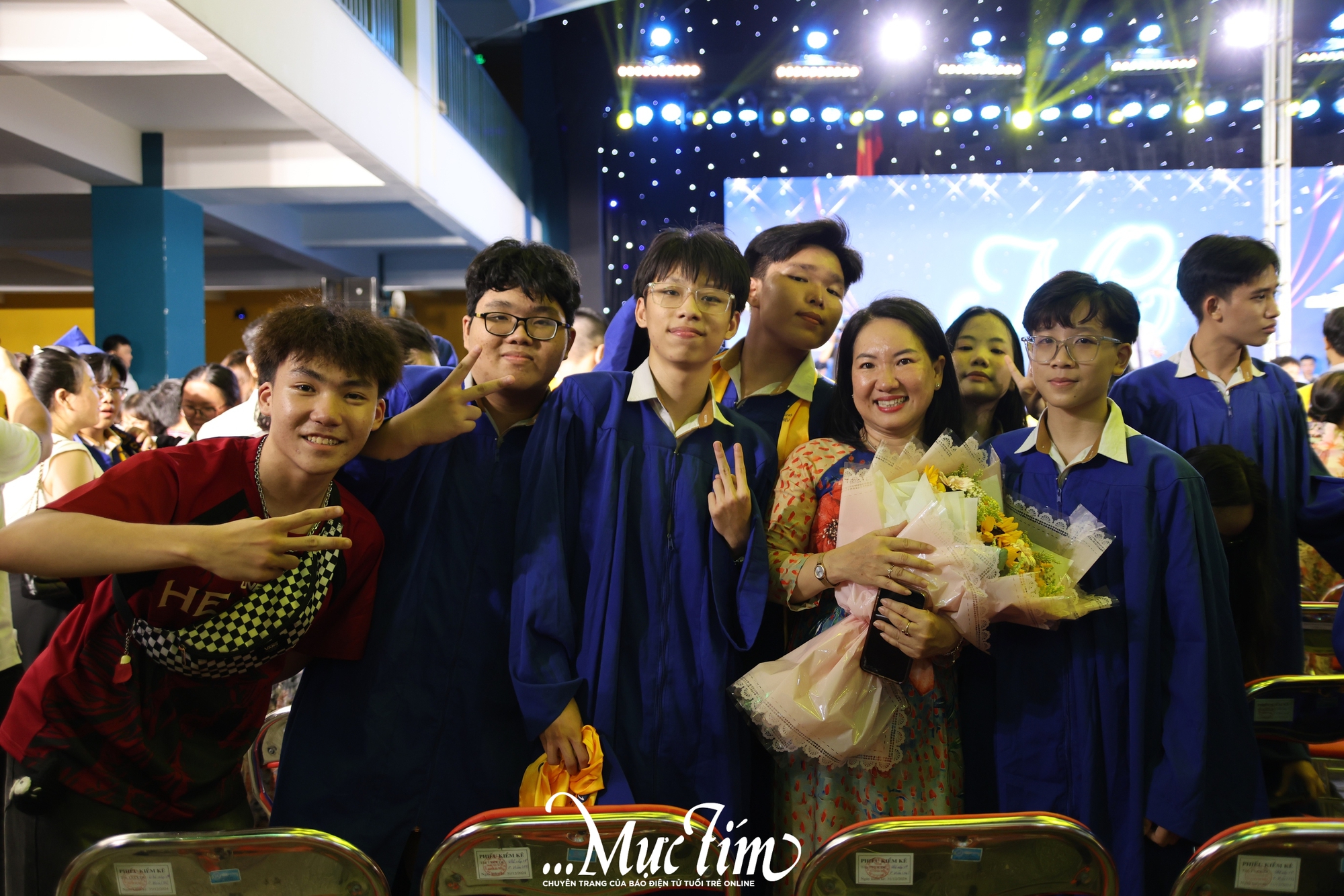 Những cái ôm cảm xúc tại lễ tri ân Trường THCS Nguyễn Gia Thiều- Ảnh 9.