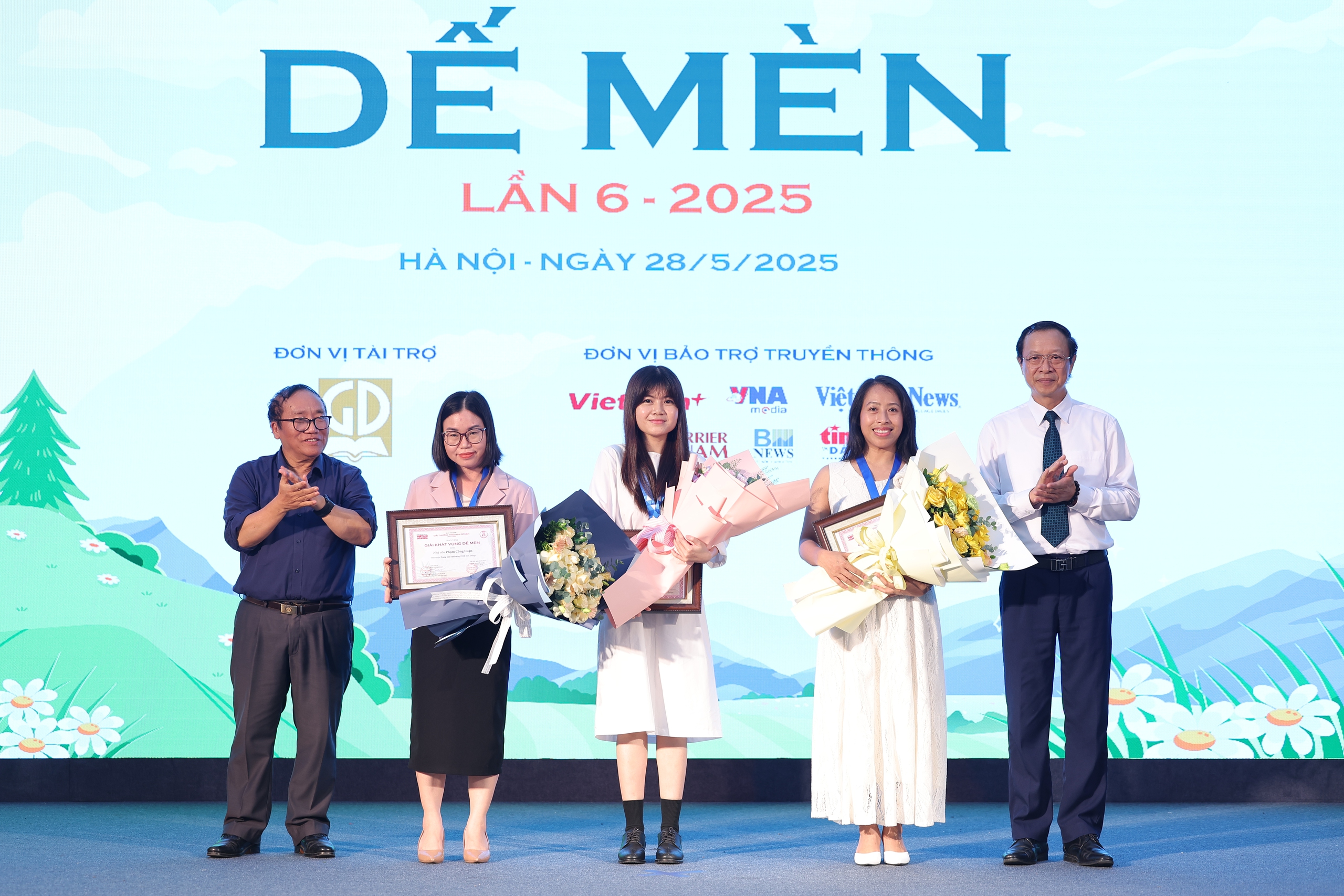 Nhạc sĩ Phạm Tuyên được trao giải Hiệp sĩ Dế Mèn - Ảnh 5. Nhạc sĩ Phạm Tuyên được trao giải Hiệp sĩ Dế Mèn - Ảnh 5.