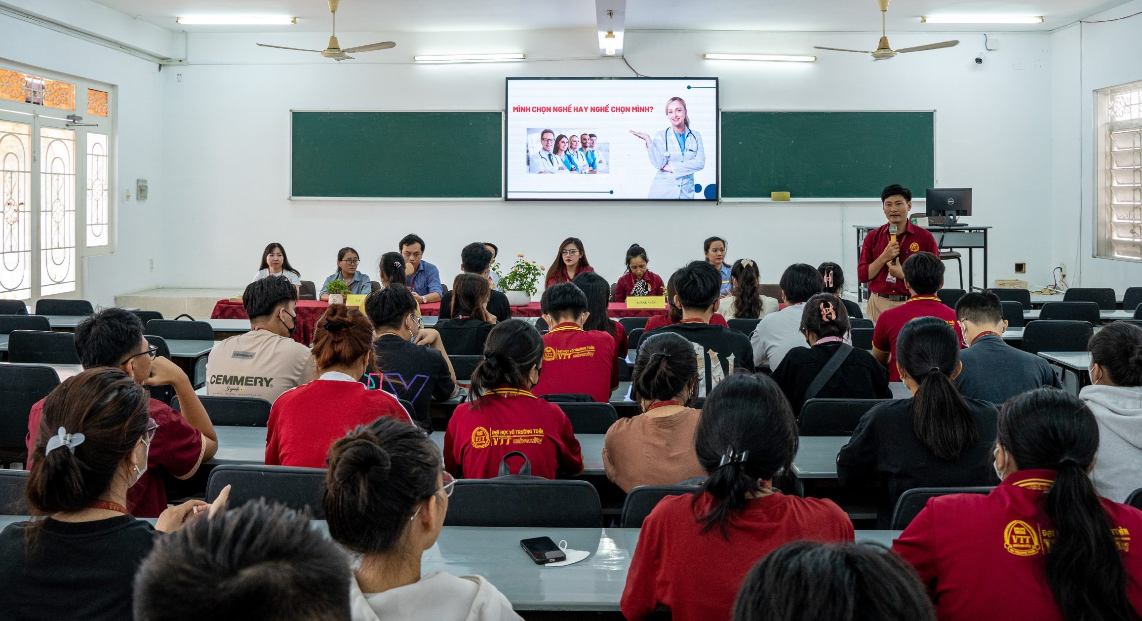 Thanh tra Bộ Giáo dục ‘vén màn’ sai phạm tại 2 trường đại học đào tạo ngành y dược - Ảnh 1.