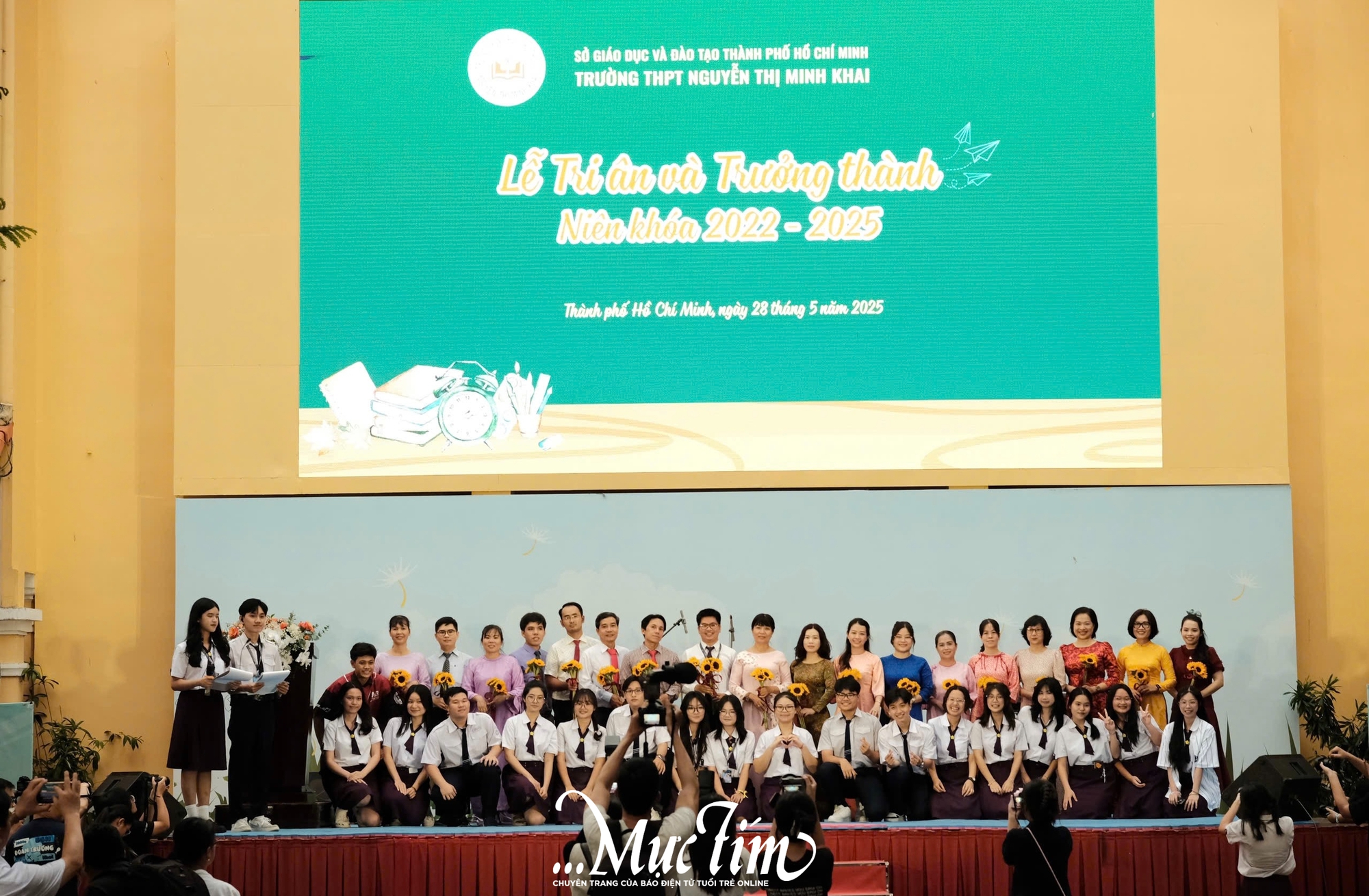 Lễ ra trường nhiều cảm xúc của 'thế hệ tiên phong' Minh Khai- Ảnh 14.