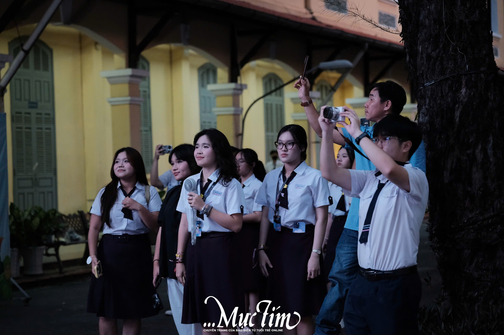 Lễ ra trường nhiều cảm xúc của 'thế hệ tiên phong' Minh Khai- Ảnh 36.