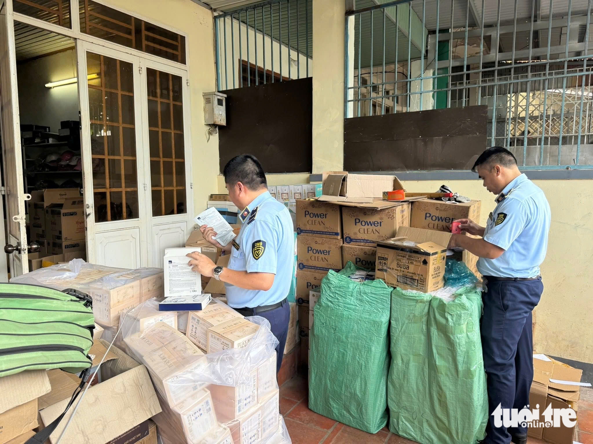 Phát hiện hơn 2.000 mỹ phẩm không rõ nguồn gốc tại Buôn Ma Thuột ngày đầu kiểm tra - Ảnh 1.