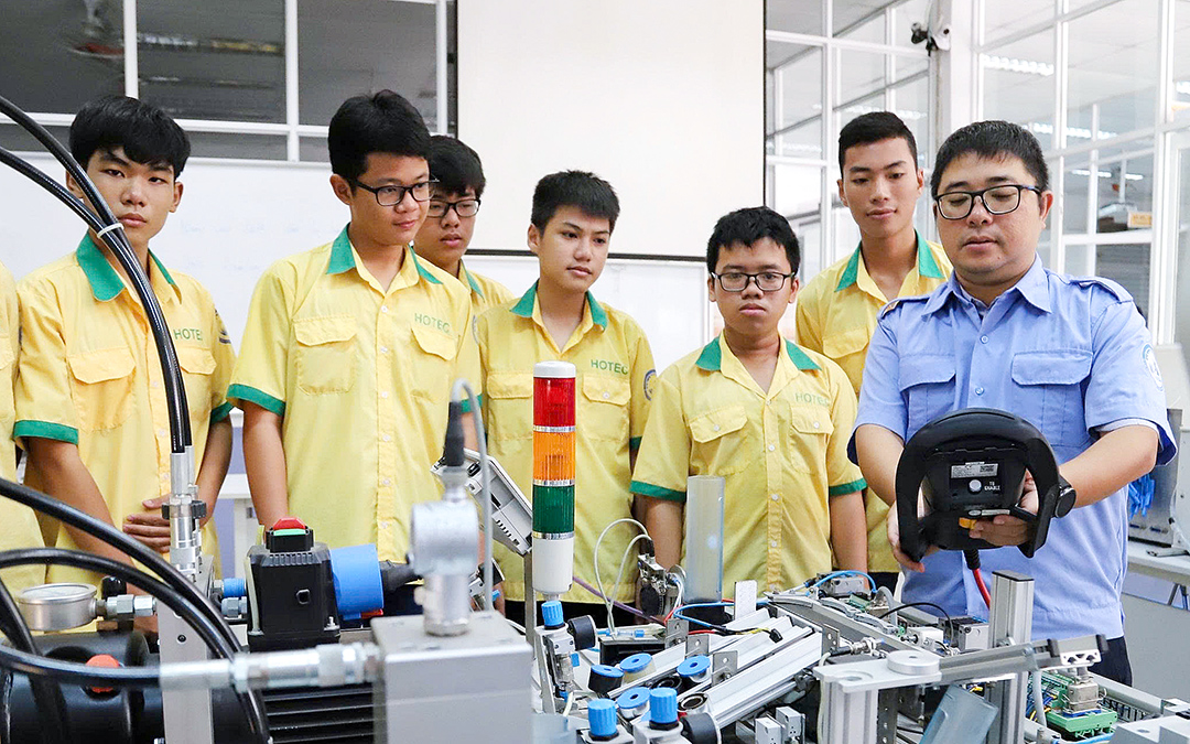 TP.HCM dự kiến còn 19 trường cao đẳng công lập và có 37 trường trung học nghề - Ảnh 1.