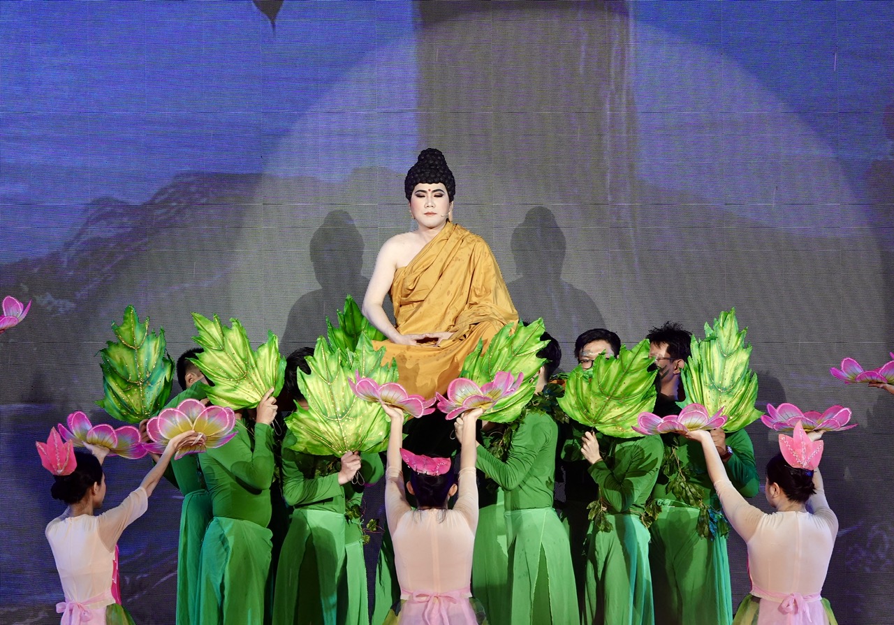 Lê Tứ, Hà Như hát nhạc kịch cải lương Cuộc đời Đức Phật ở Đại lễ Vesak 2025 - Ảnh 3.