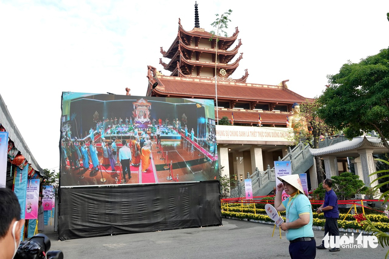 Đến chùa Thanh Tâm lúc nửa đêm, chờ chiêm bái xá lợi Đức Phật - Ảnh 9. xá lợi Đức Phật - Ảnh 10.
