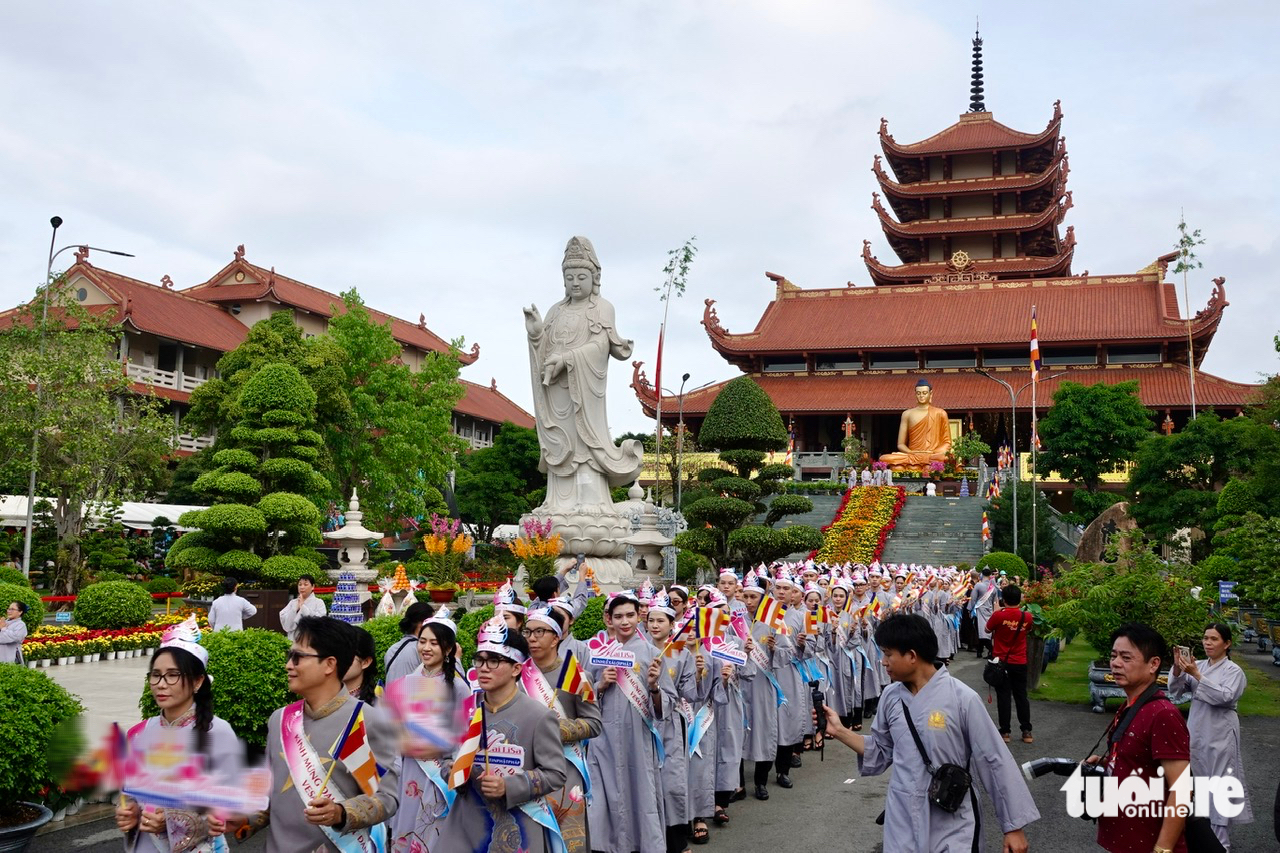 Đến chùa Thanh Tâm lúc nửa đêm, chờ chiêm bái xá lợi Đức Phật - Ảnh 12. xá lợi Đức Phật - Ảnh 13.