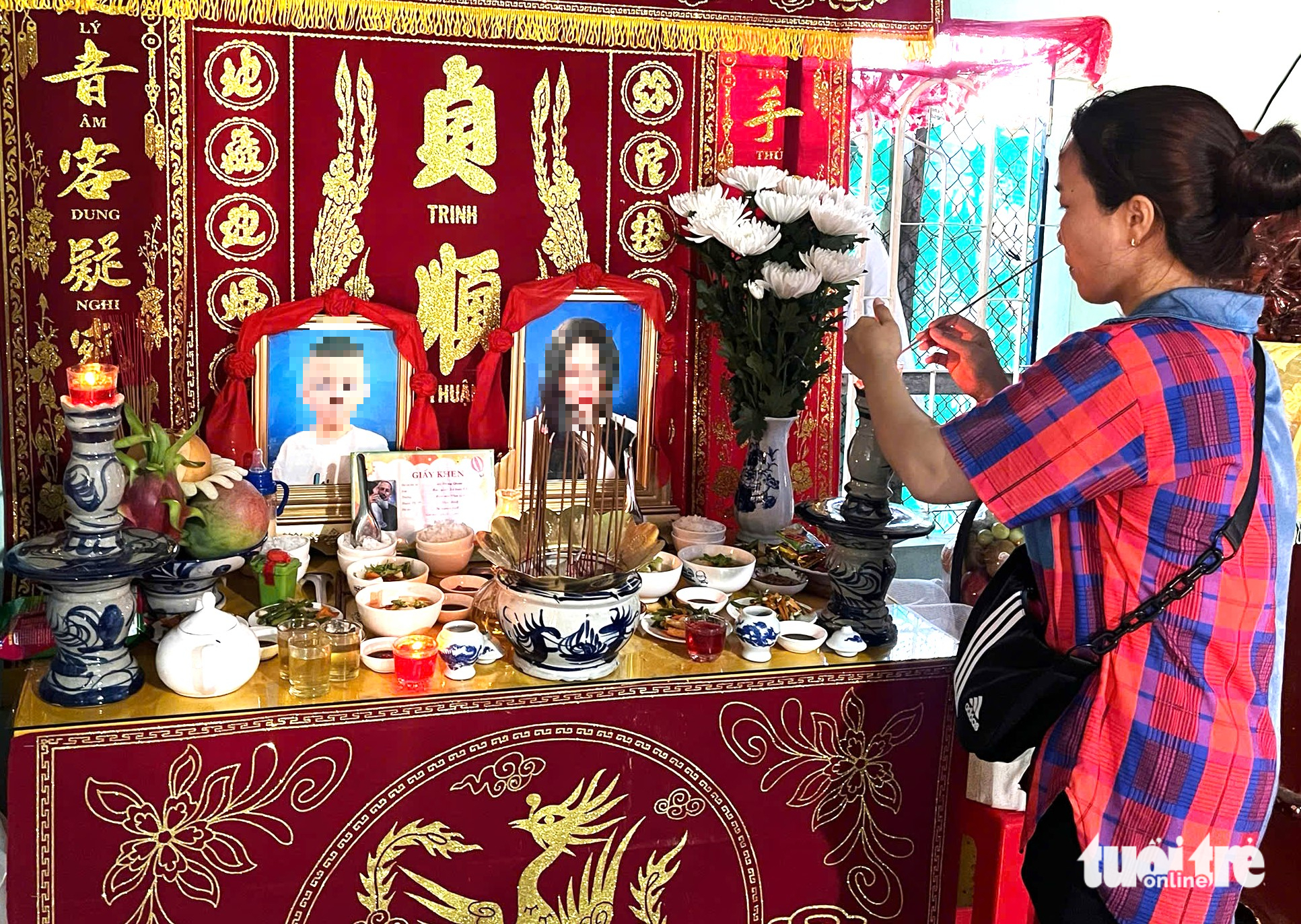 Rơi nước mắt hình ảnh giấy khen bé ngoan, bình sữa cạnh di ảnh của hai mẹ con ở Khánh Hòa - Ảnh 1. Nha Trang - Ảnh 1.