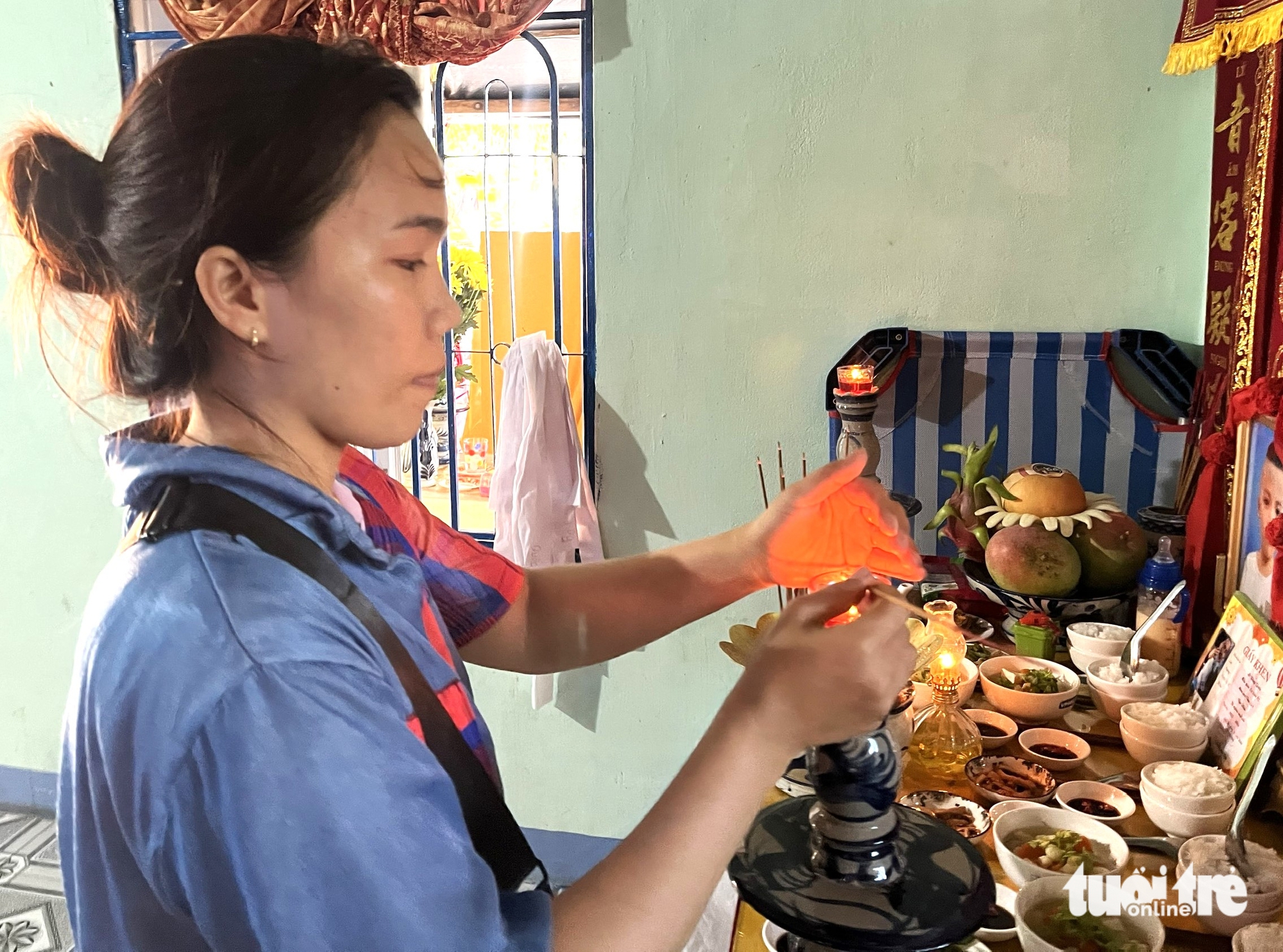 Rơi nước mắt hình ảnh giấy khen bé ngoan, bình sữa cạnh di ảnh của hai mẹ con ở Khánh Hòa - Ảnh 2. Vụ 3 thi thể trong căn nhà ở Nha Trang: Nỗi đau đớn, tiếc thương ngập tràn xóm nhỏ - Ảnh 2.